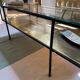 Table basse rectangulaire en laiton et verre