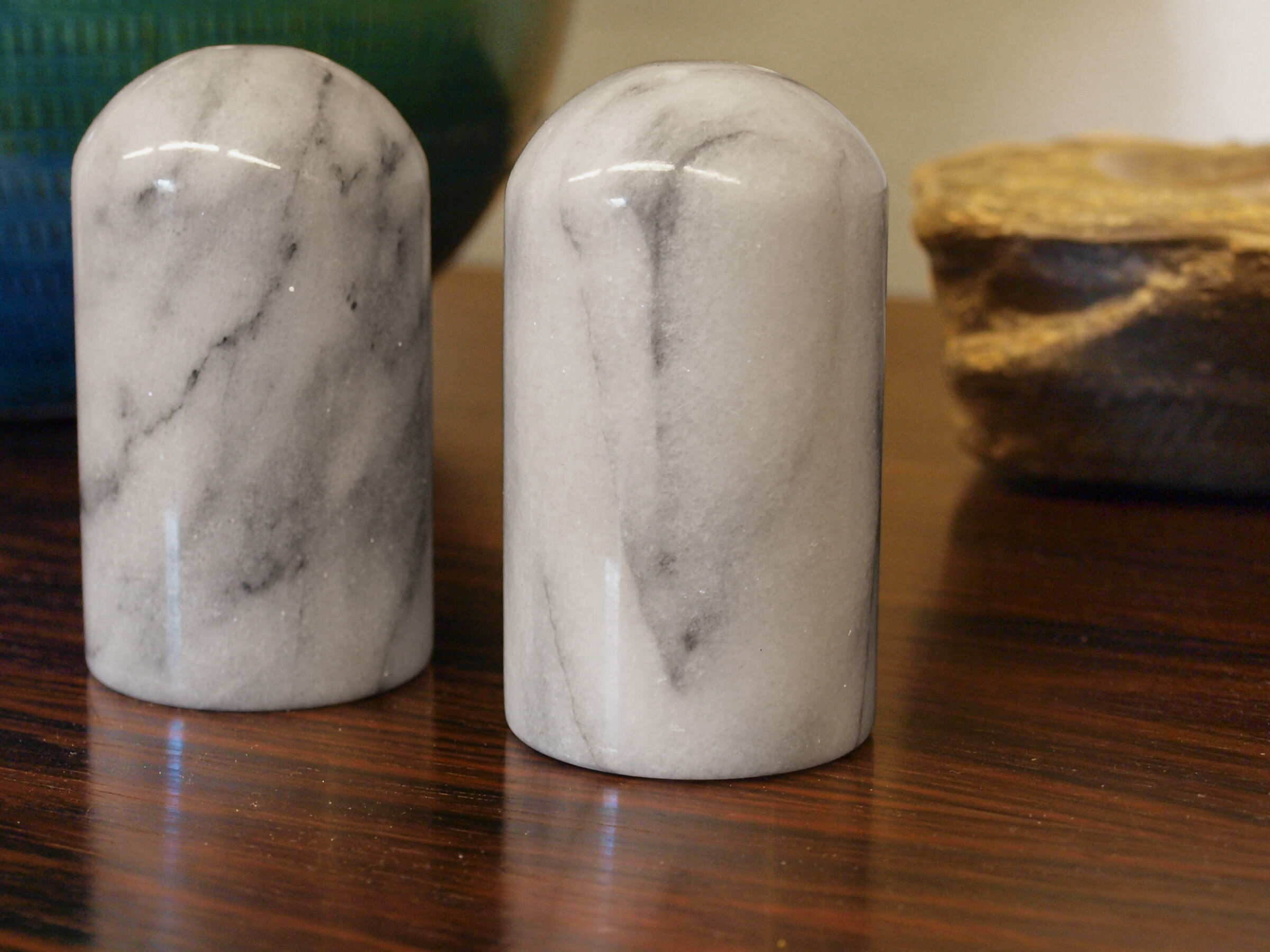 Set of table accessories in Carrara marble