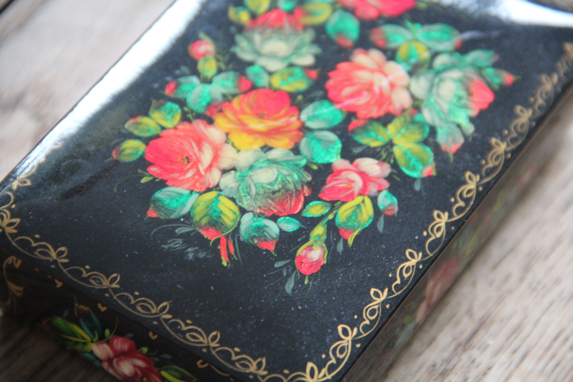 Coffret en bois laqué fleuri
