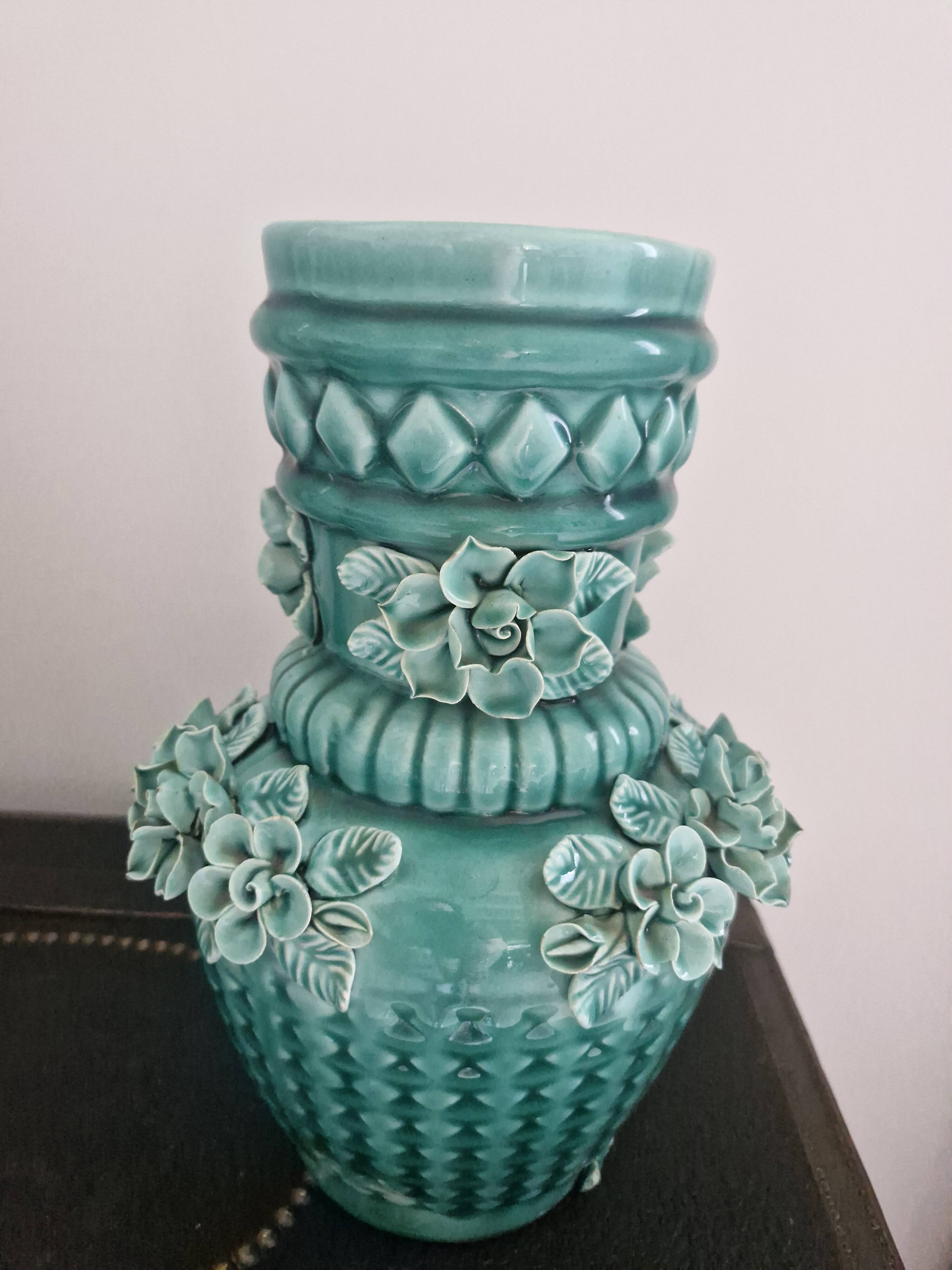 Vase ancien en barbotine bleu turquoise