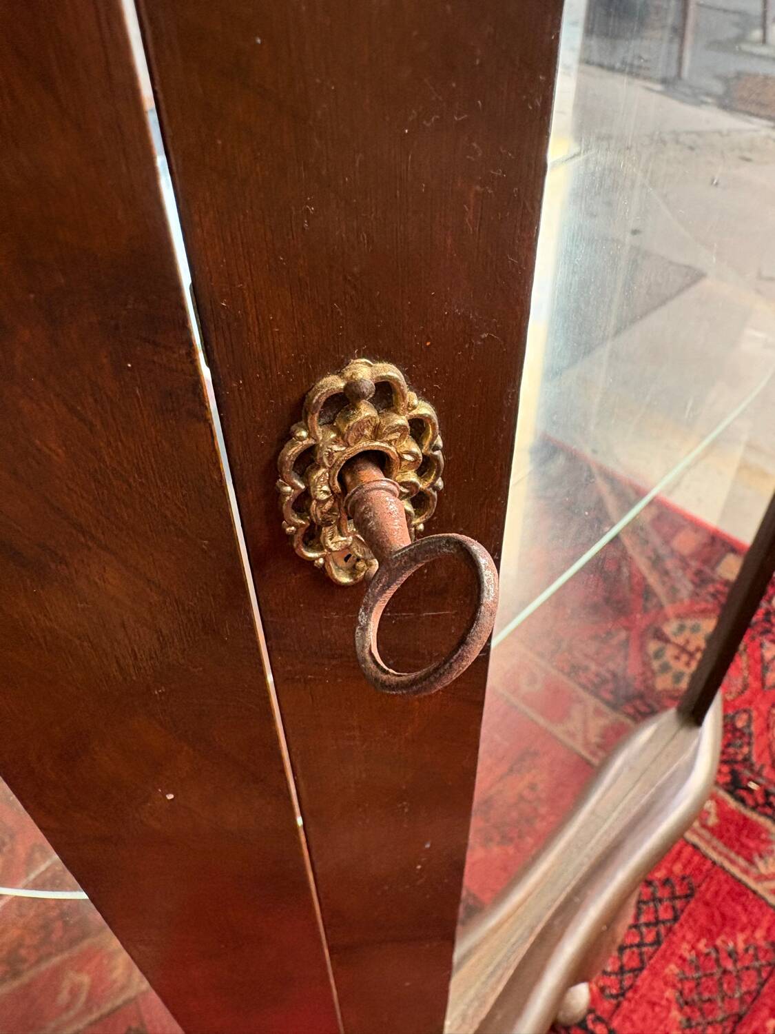 Antique English wooden display cabinet - Curved legs & 3 shelves