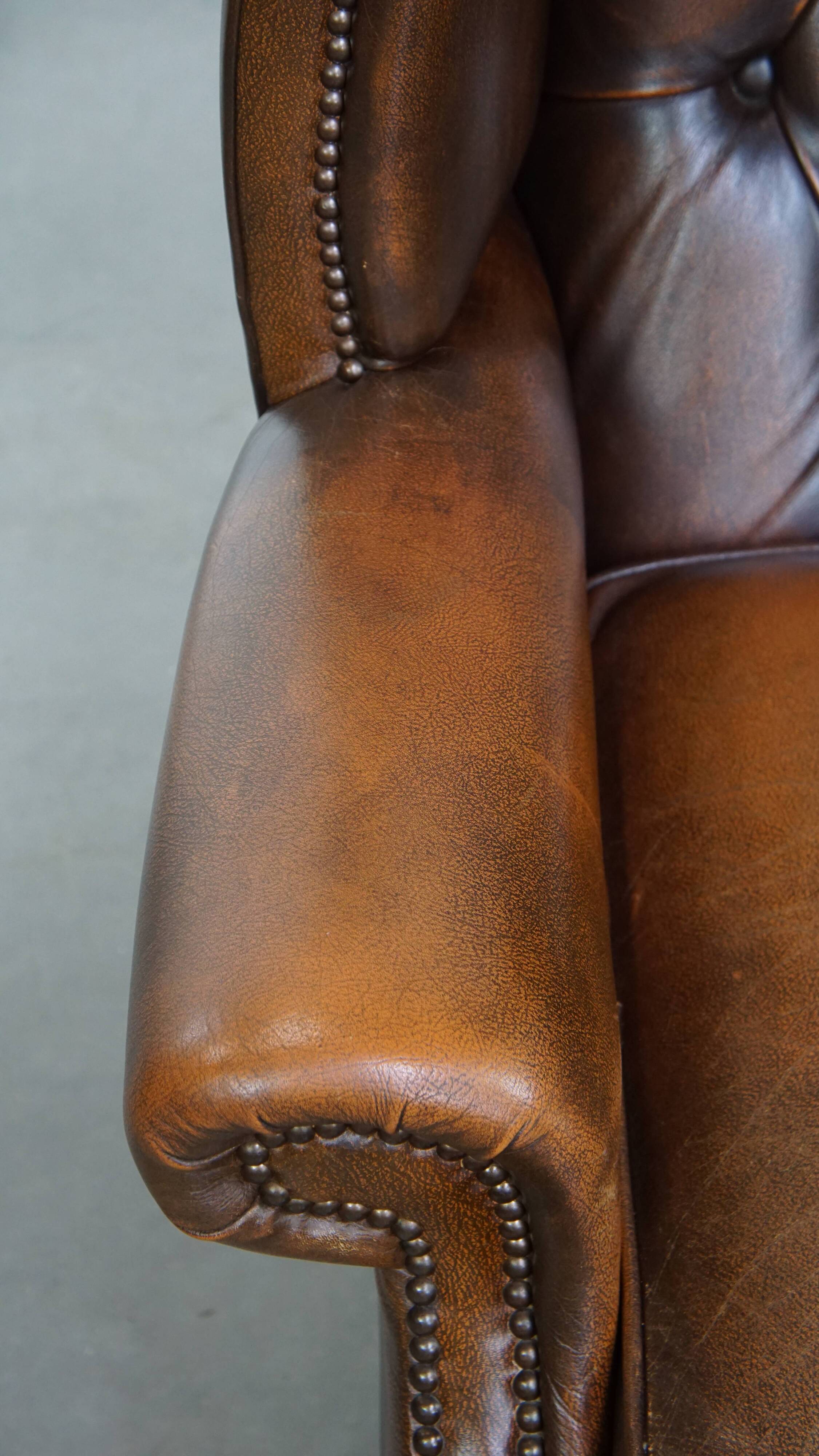 Fauteuil Chesterfield en cuir de vache marron de style anglais