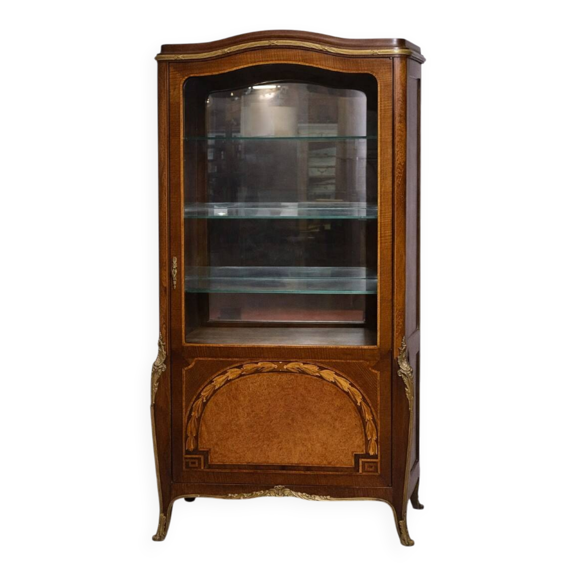 Vitrine style Louis XV en marqueterie de bois nobles
