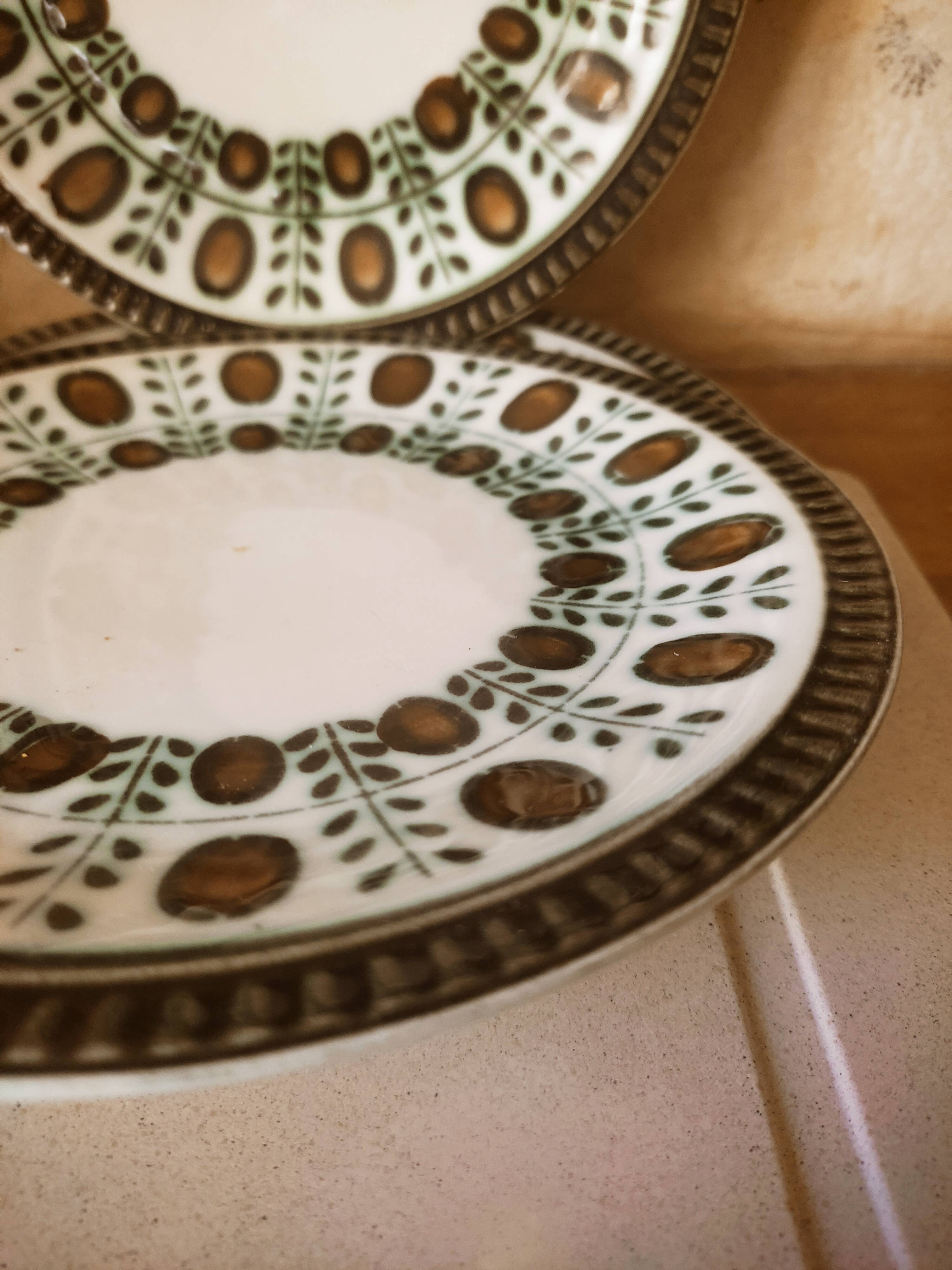 4 dessert plates Boch nut model