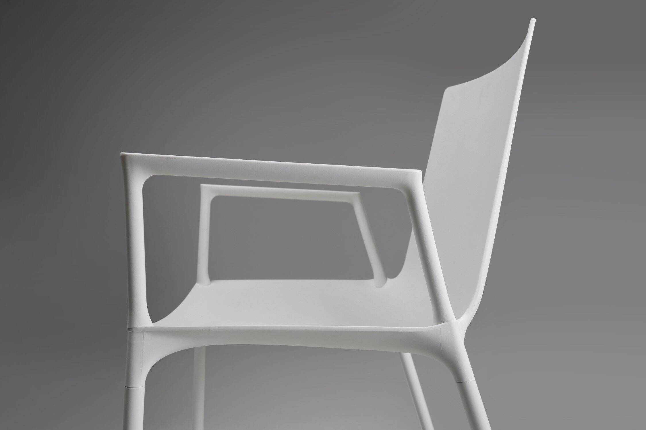 Chaise blanche design du 21e siècle avec accoudoirs, Belgique