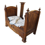 Lit ancien en bois sculpté
