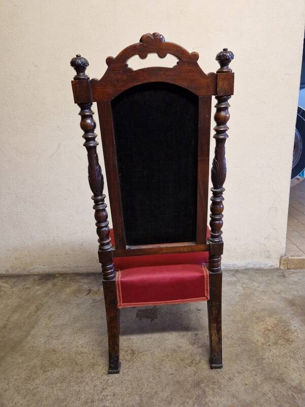 Chair known as a "chauffeuse" from the Napoléon III period, made of carved moulded wood.