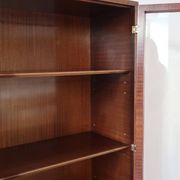 Bibliothèque vitrée en noyer, esprit Art déco, années 60