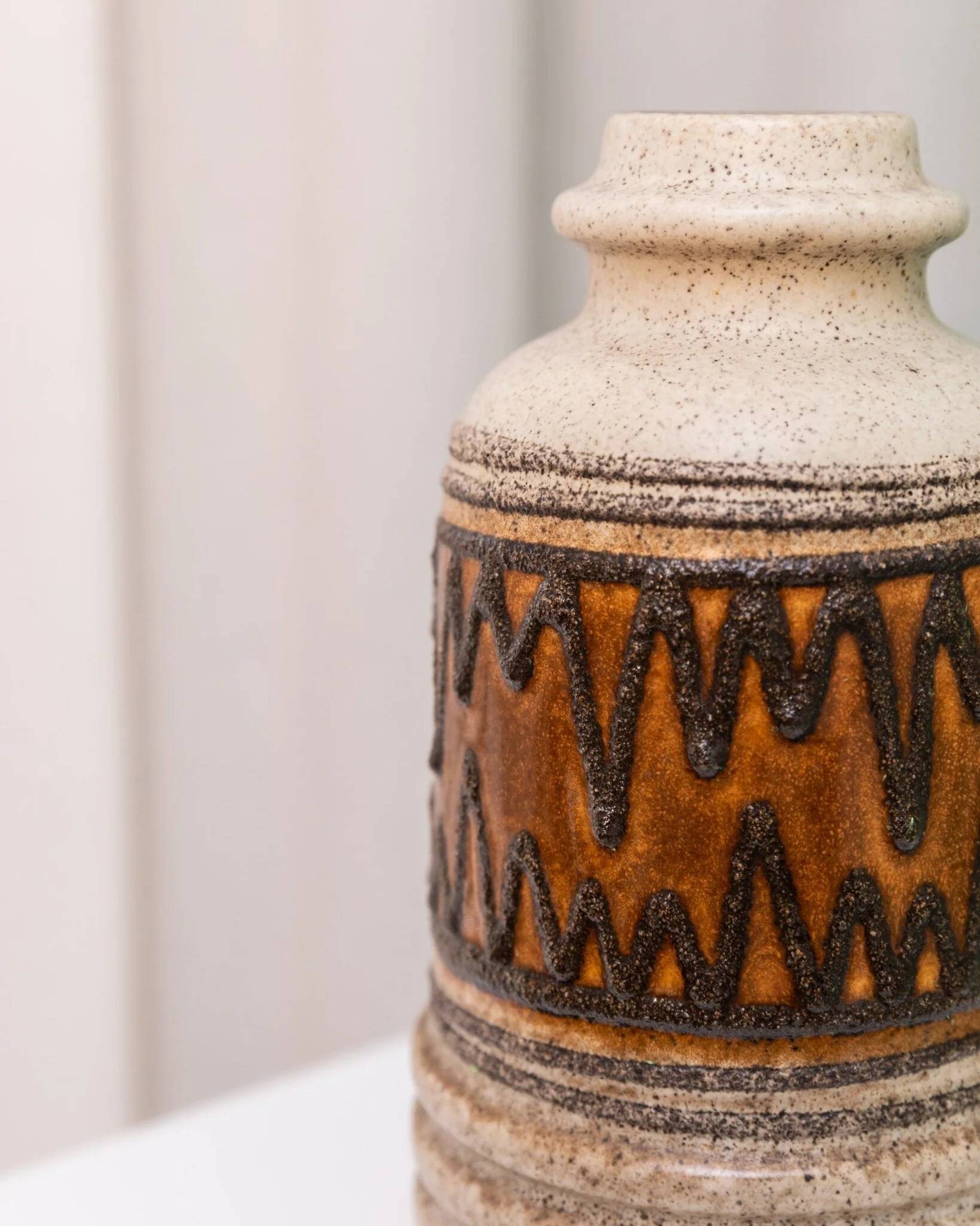 Vase en céramique glacée crème avec une bande médiane marron par VEB Haldensleben, Modèle 2922, années 1960 DDR Mid-Century