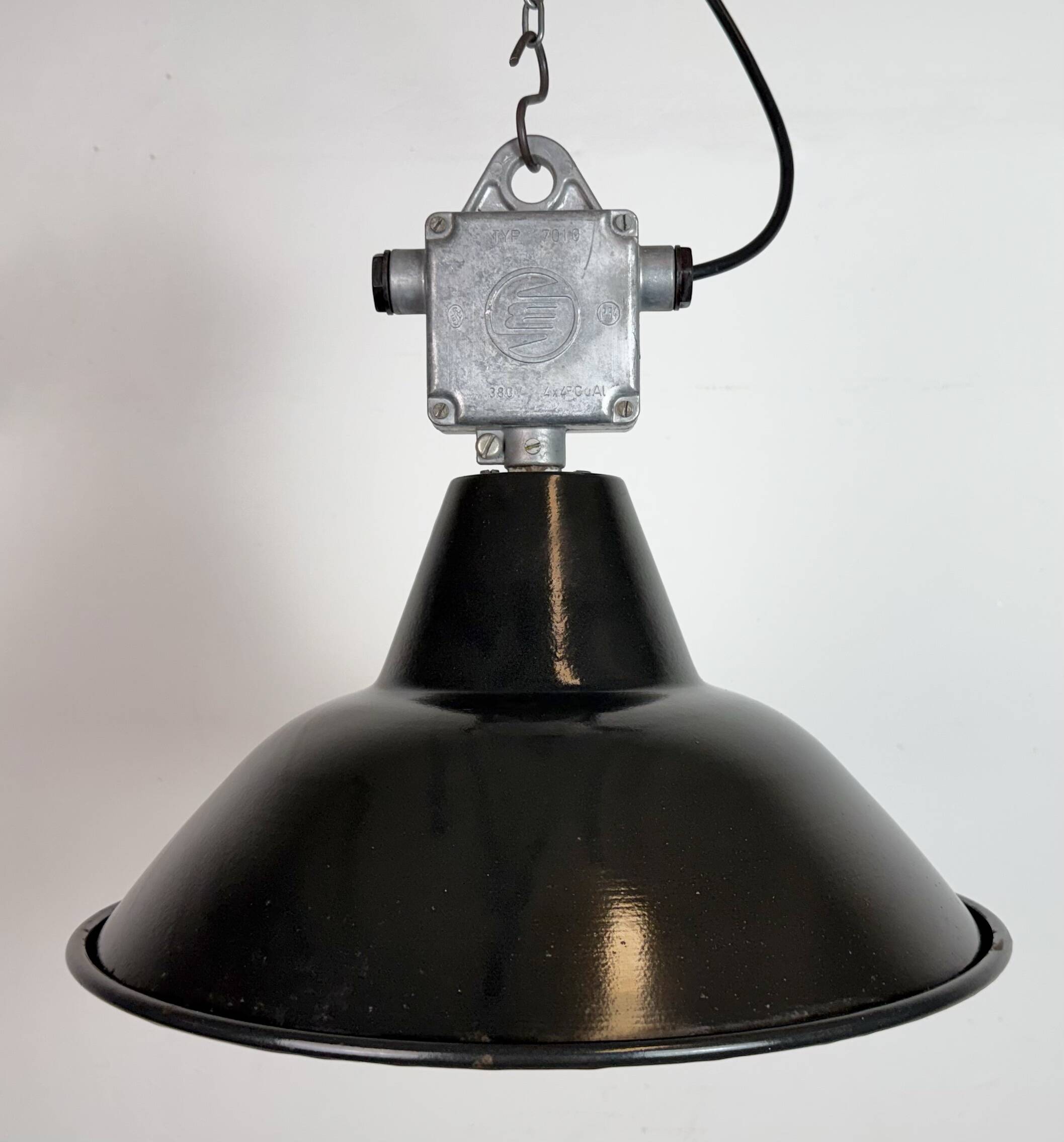 Ensemble de 4 lampes suspendues en émail noir industriel d'Elektrosvit, années 1960.