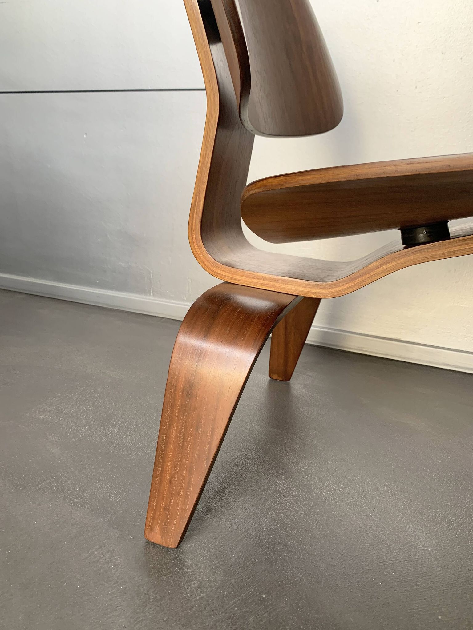 LCW LOUNGE CHAIR WOOD WALNUT BY CHARLES & RAY EAMES EVANS / HERMAN MILLER 1948-49