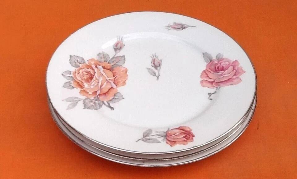 3 assiettes plates porcelaine blanche à décor de roses liseré argenté