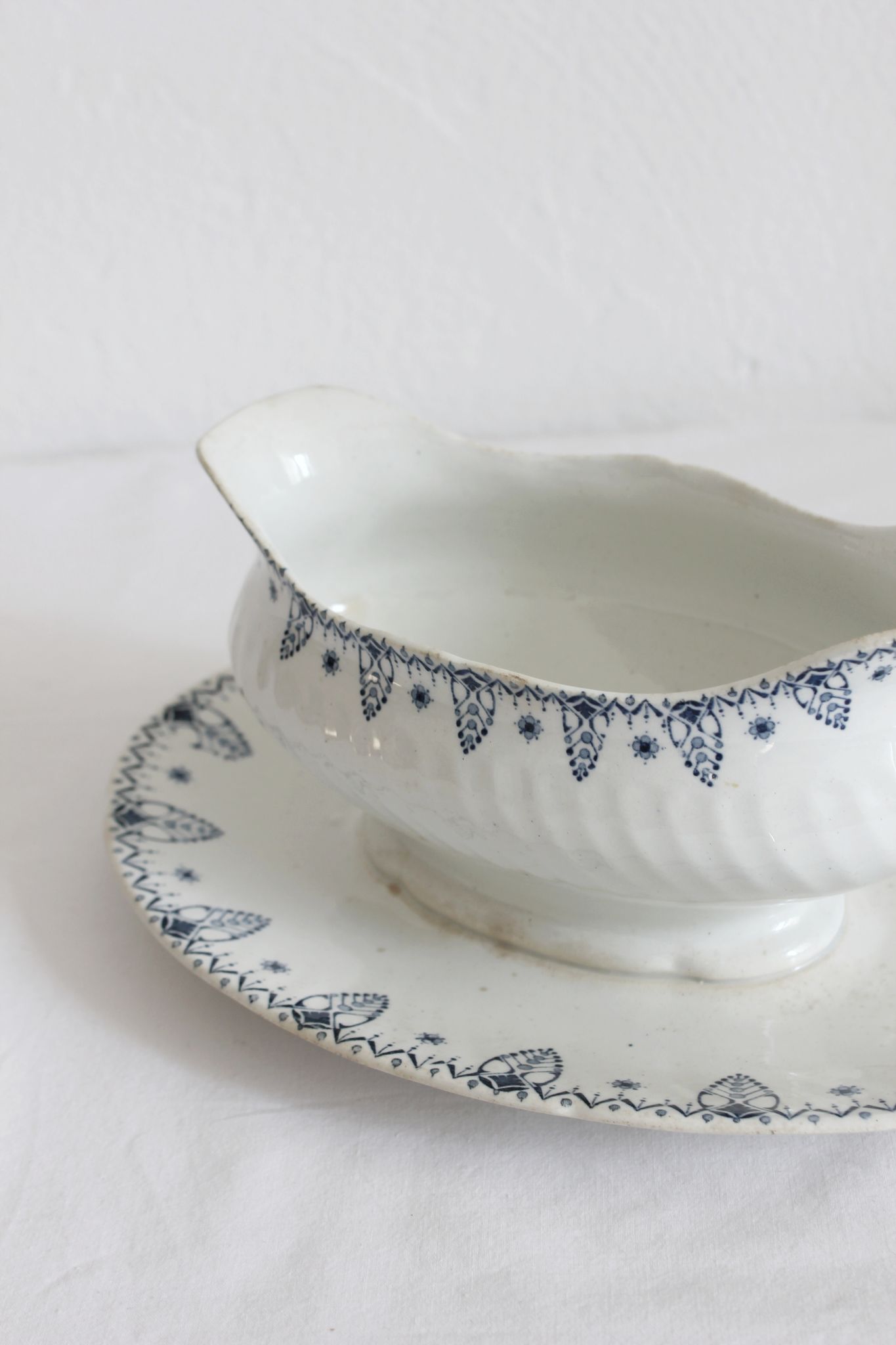 Gien "Memphis" iron clay sauce boat