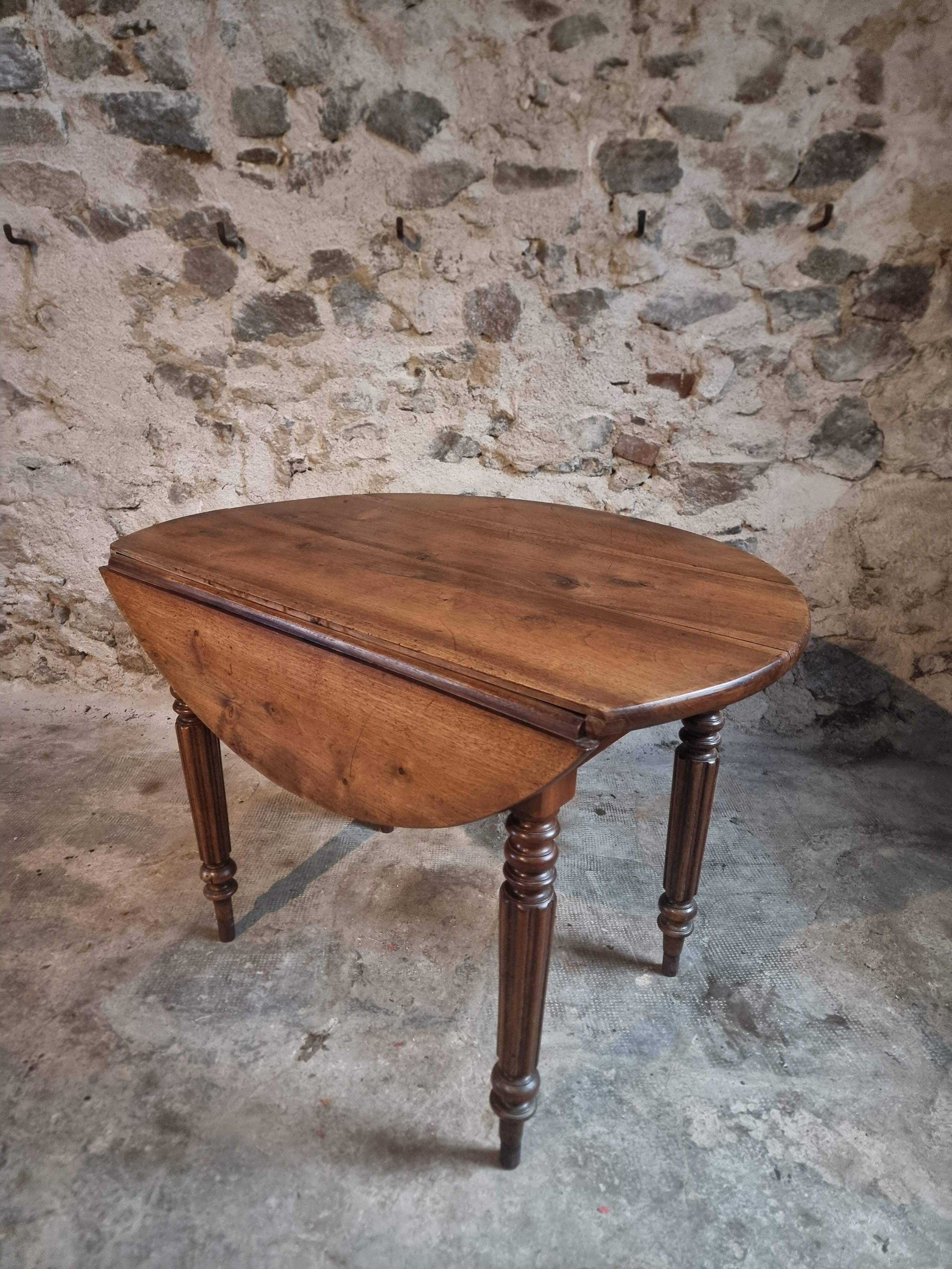 Table à abattants ancienne en noyer français – Table ovale avec rallonges pliantes des deux côtés, fin XIXe siècle