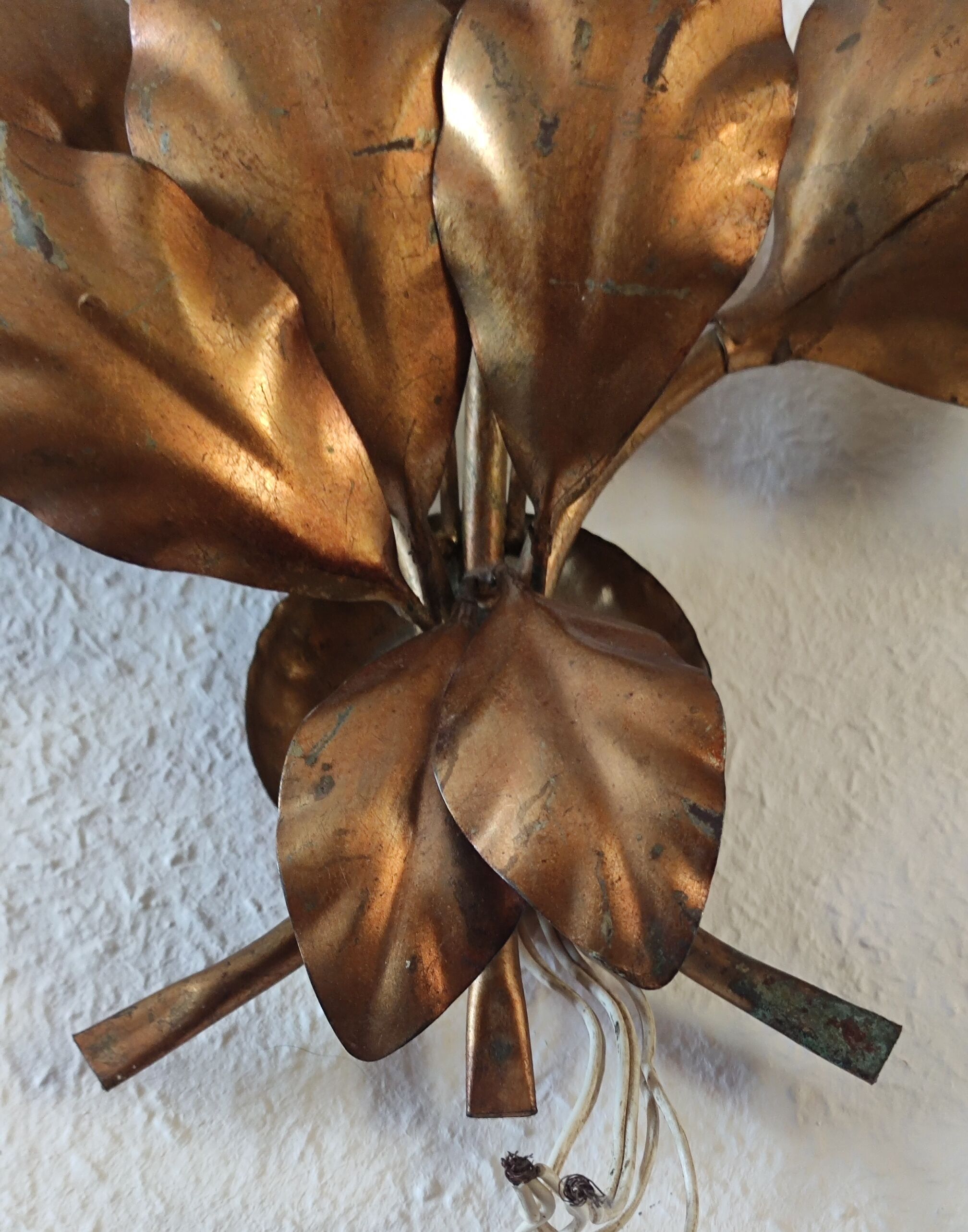 Design wall lamp in gold metal