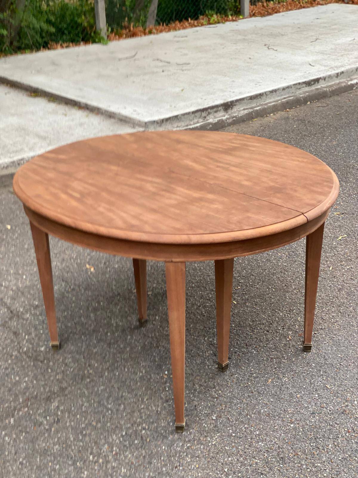 Renovated round extendable dining table made of solid mahogany from the 19th century.