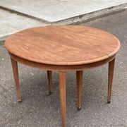 Renovated round extendable dining table made of solid mahogany from the 19th century.
