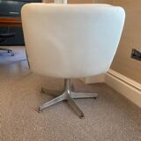 Fauteuil vintage en cuir blanc et acier d’Artifort. Design néerlandais