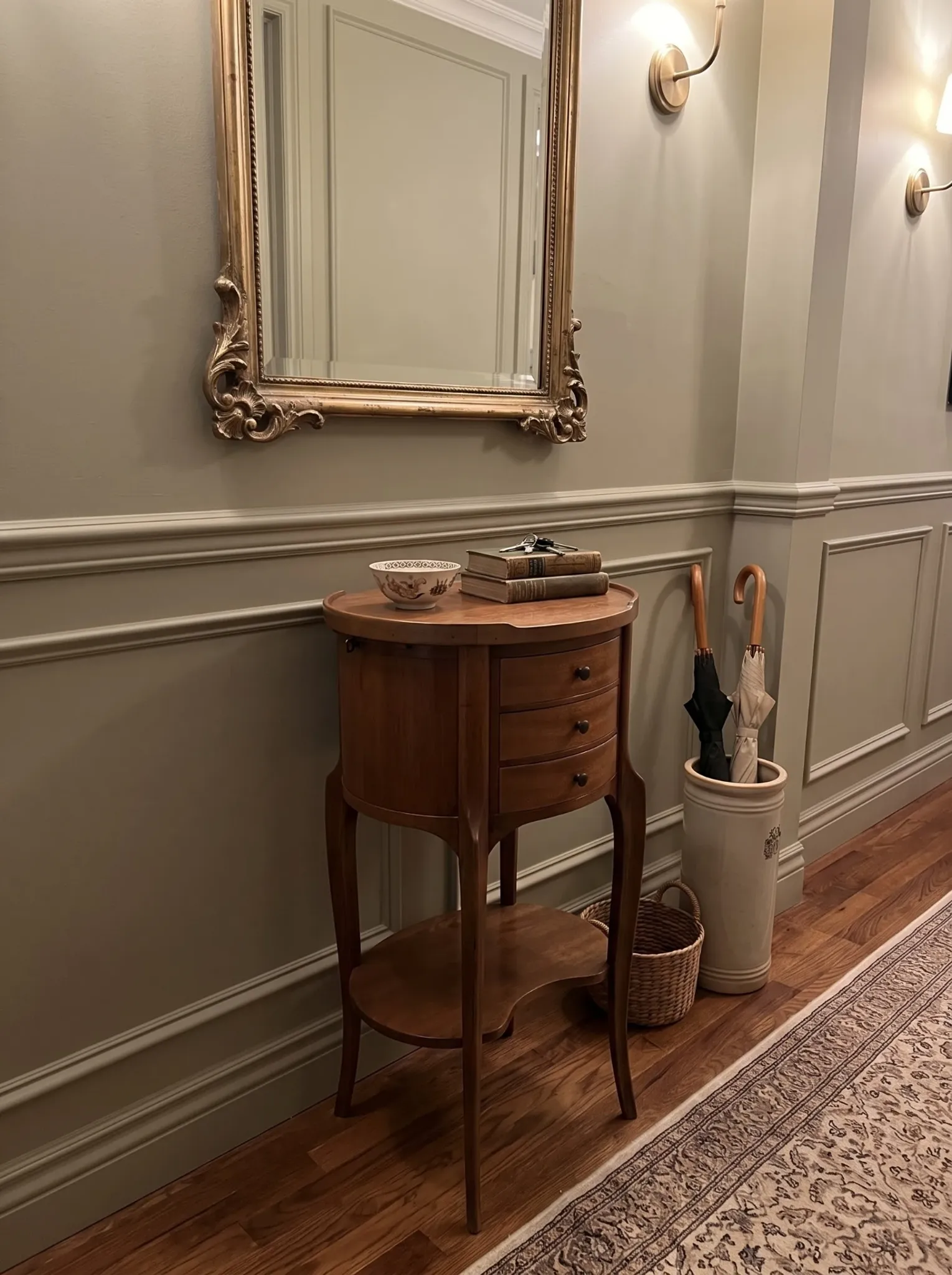 Oval bedside table in Louis XV style made of mahogany.