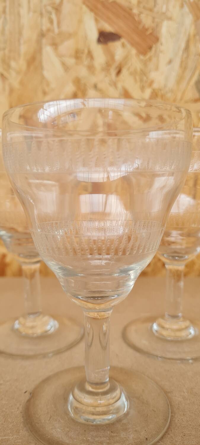 Service of 10 chiseled crystal wine glasses