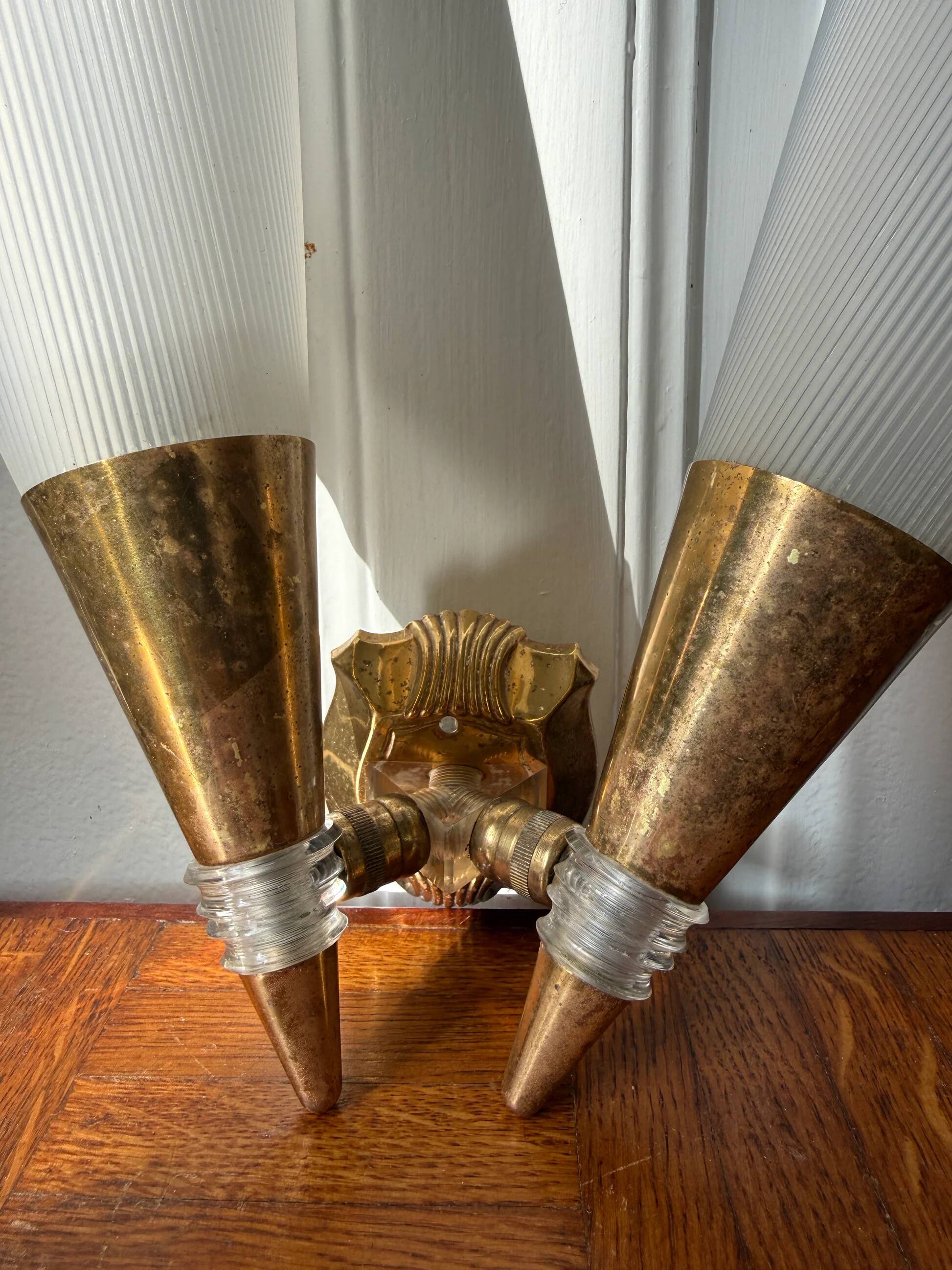 Wall lamp in brass and plastic