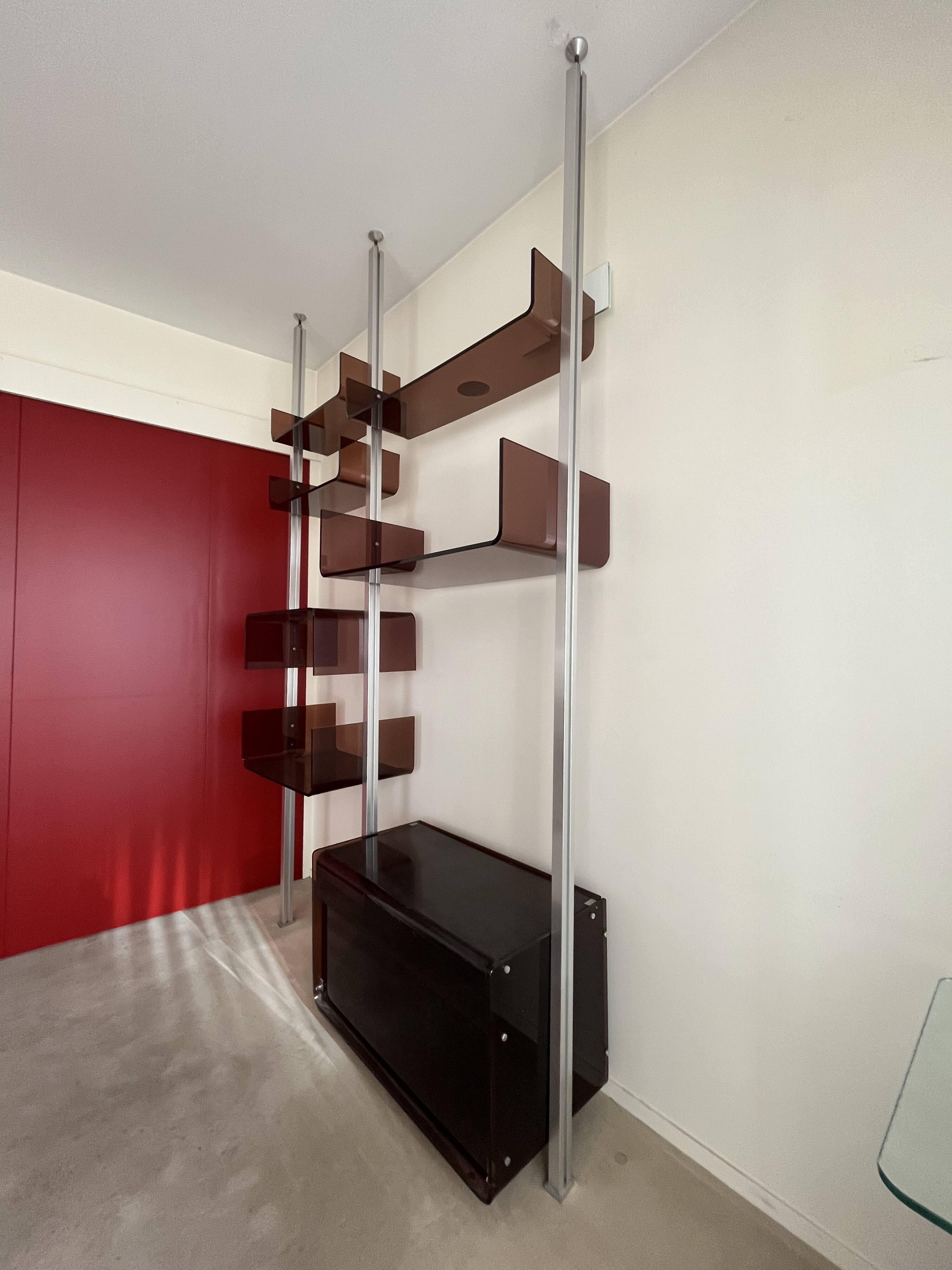 Modular bookcase in aluminum and smoked plexiglass