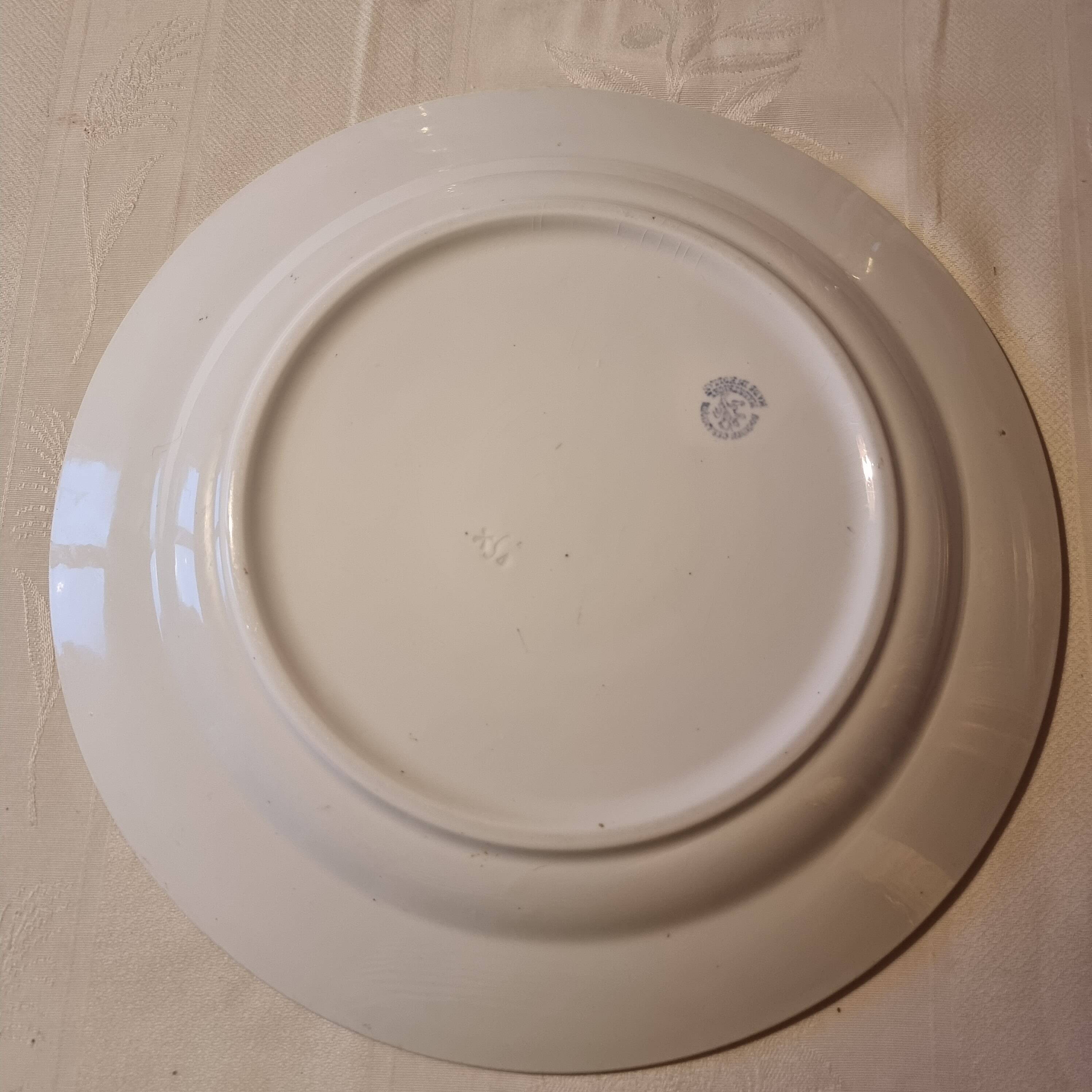 Large antique Maastricht porcelain plate, Japanese style, motif