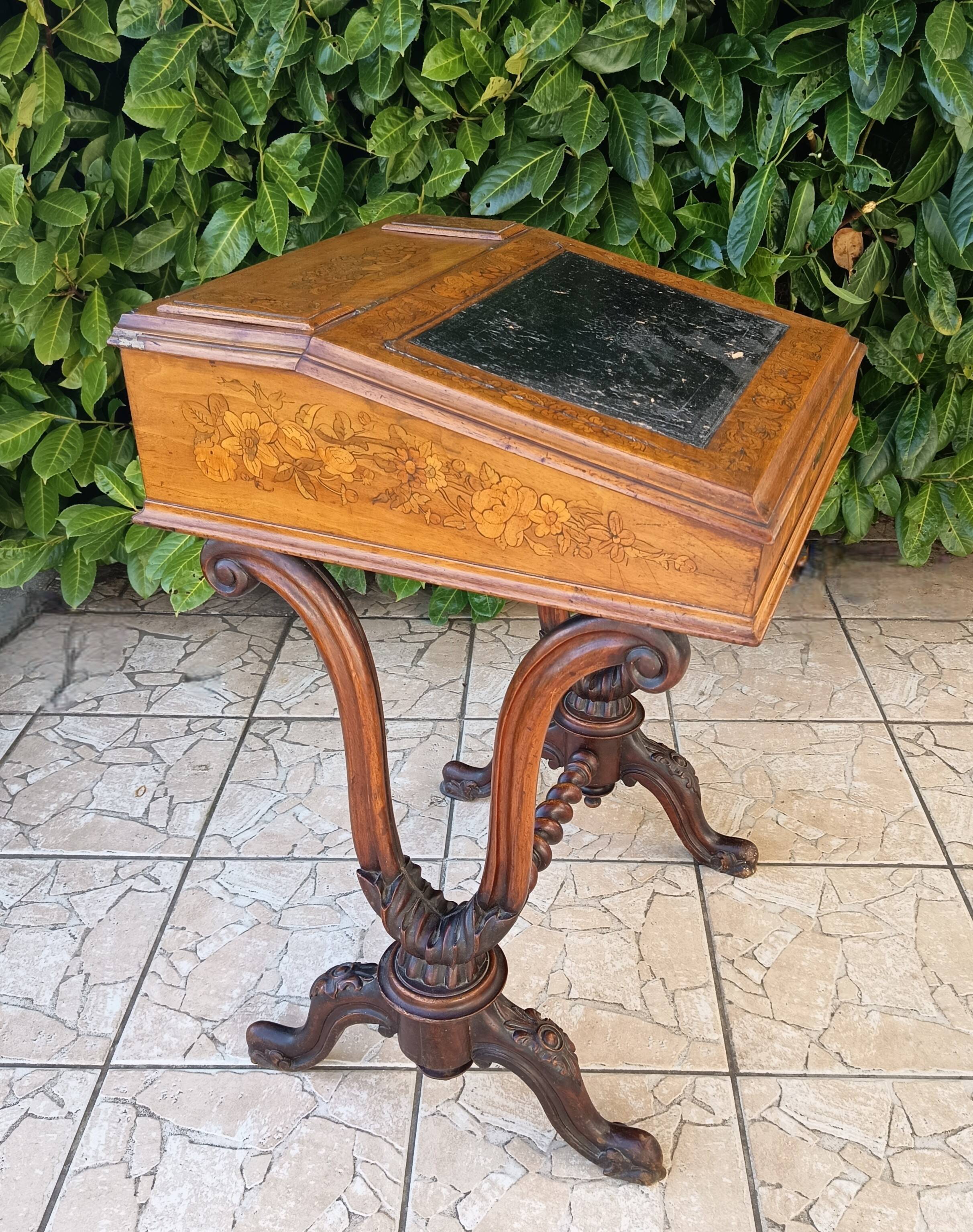 Davenport desk in marquetry walnut, Victorian period.