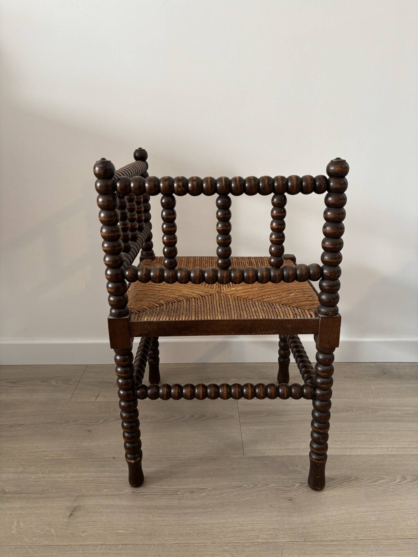 Chaise d’angle ancienne en bois tourné, assise en paille, style rusti