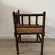 Chaise d’angle ancienne en bois tourné, assise en paille, style rusti