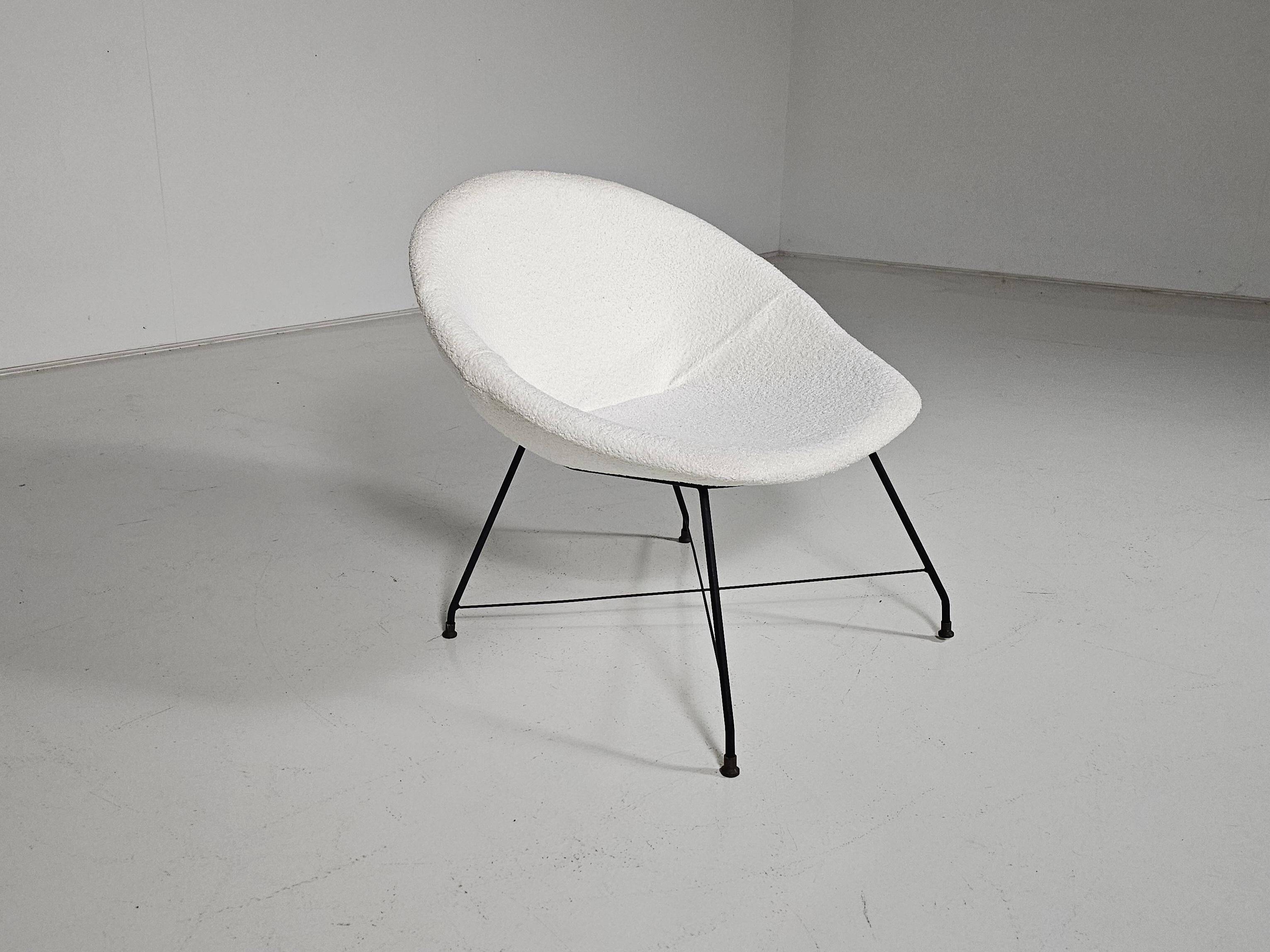 'Minoletta' cream boucle chaise longue by Augusto Bozzi for Saporiti, 1950s