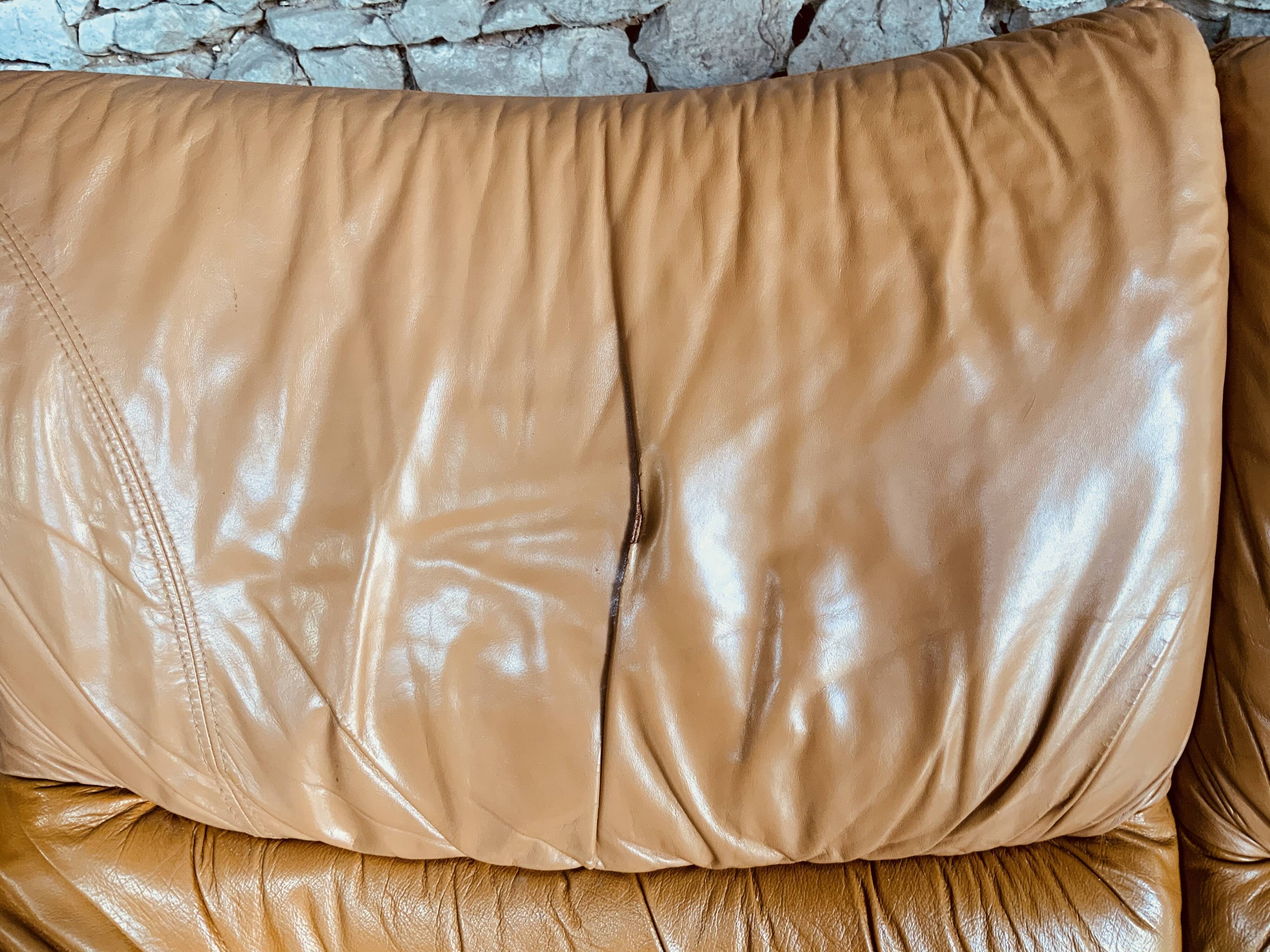 Leather and wood lounge of the Maison Regain 1950s/60s