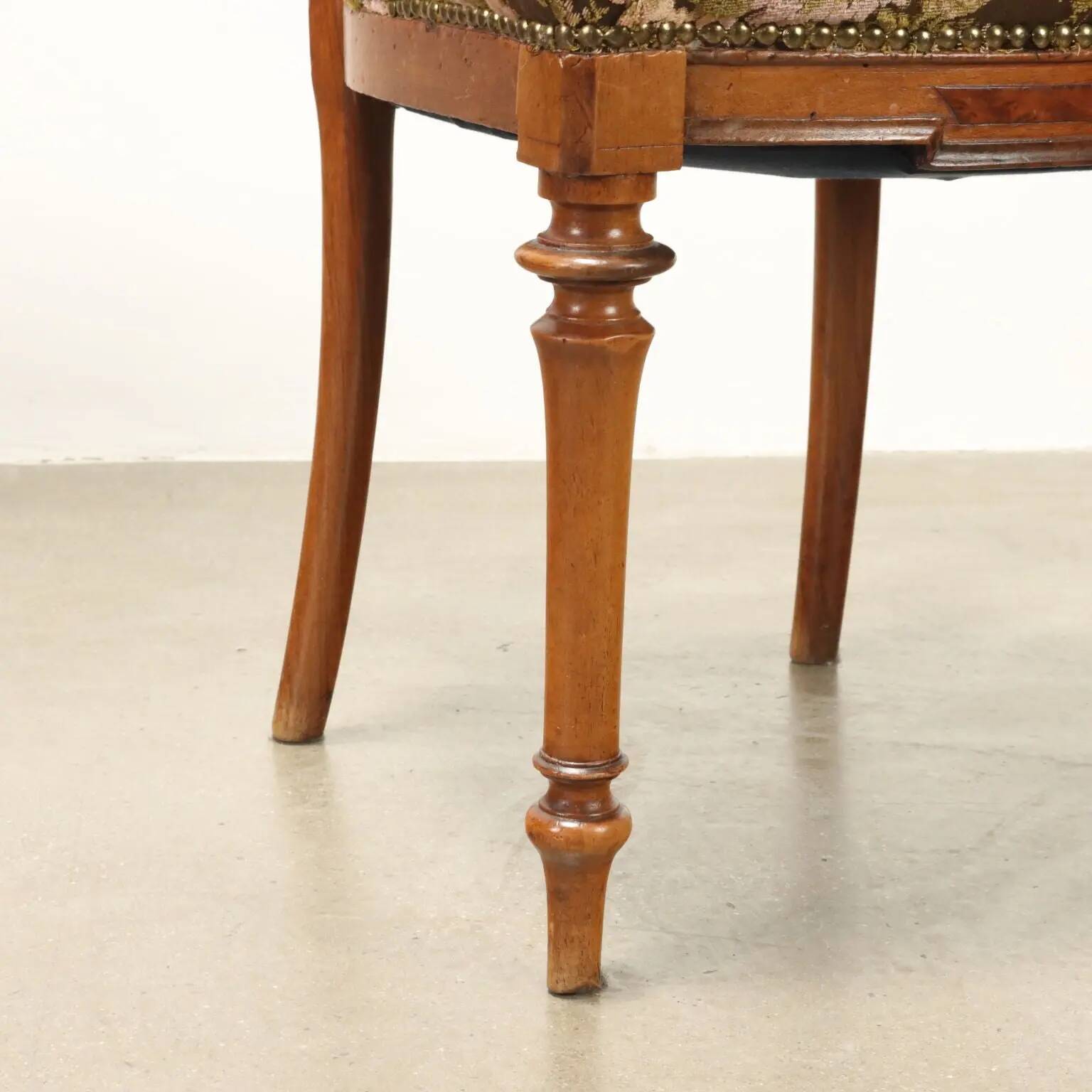 Chaises anciennes en noyer avec assise rembourrée, décoration florale, XIXe siècle
