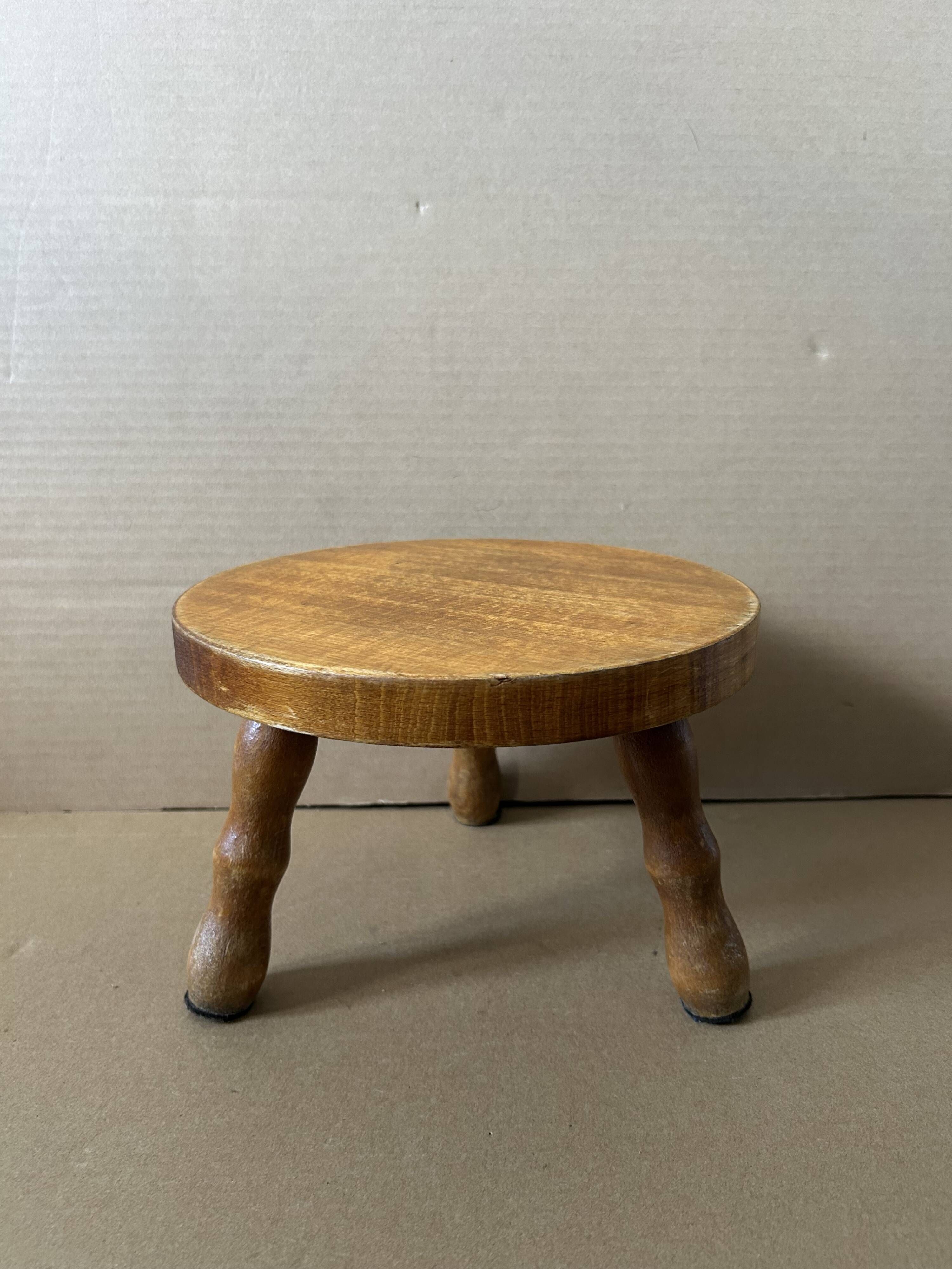 Petit tabouret en bois massif
