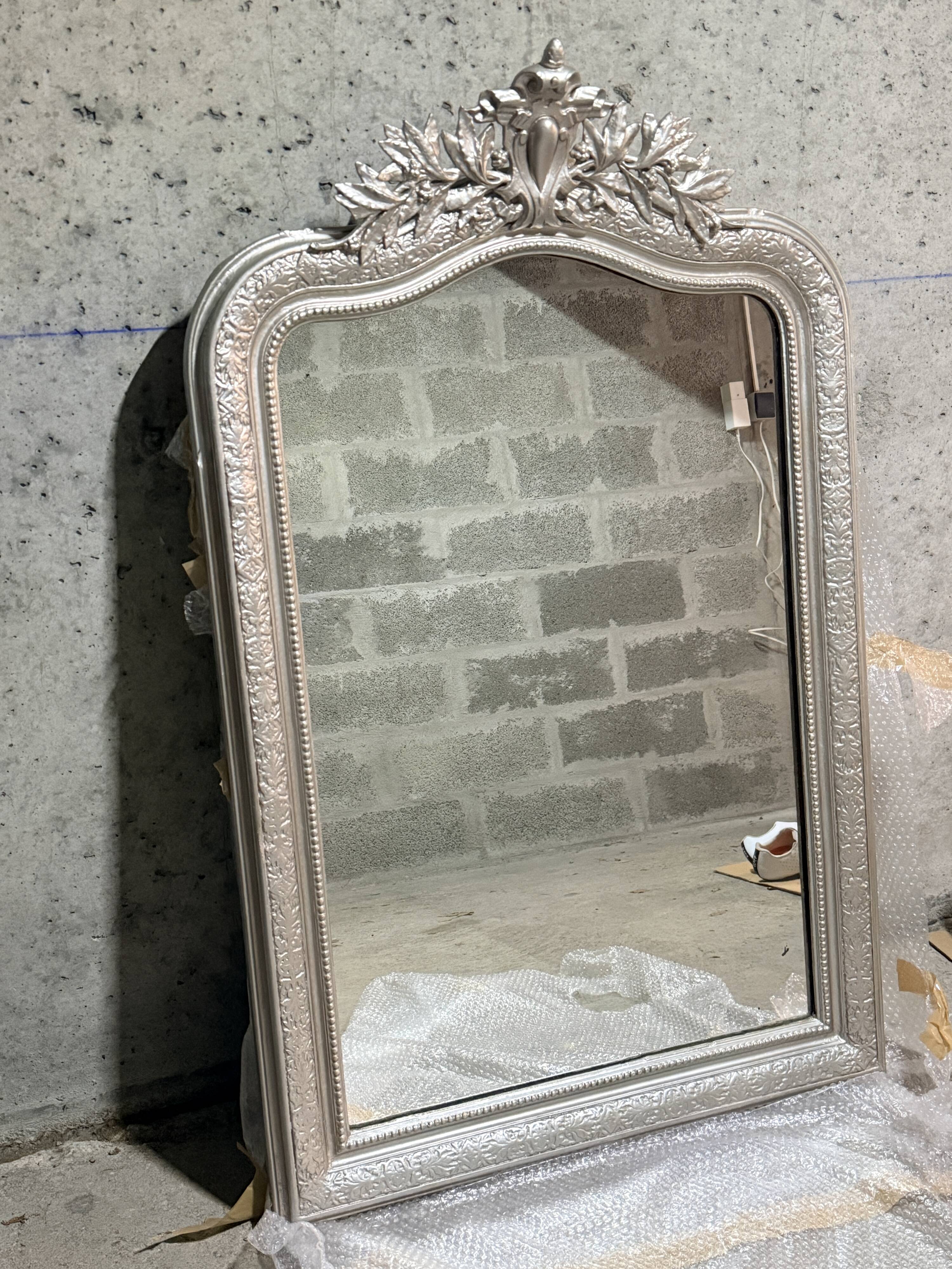 Grand miroir ancien fin XIXème siècle à fronton sculpté de style Louis Phil