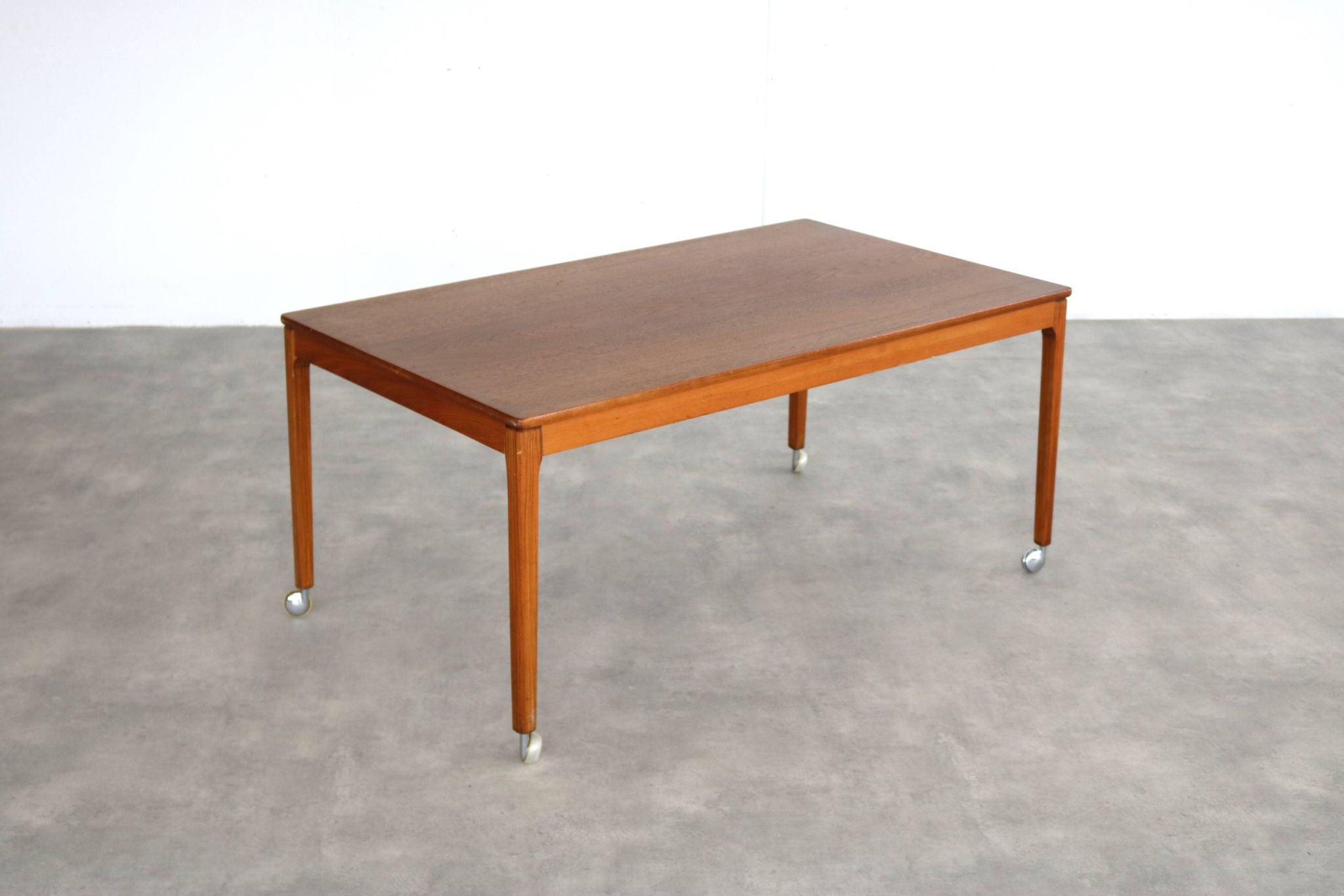Table basse en teck sur roulettes, Suède années 60