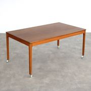 Table basse en teck sur roulettes, Suède années 60