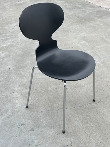 Chaise modèle Ant d'Arne Jacobsen édition Fritz Hansen