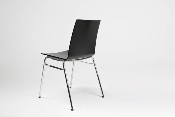 Chaise design noire du 21e siècle avec assise en bois, Belgique