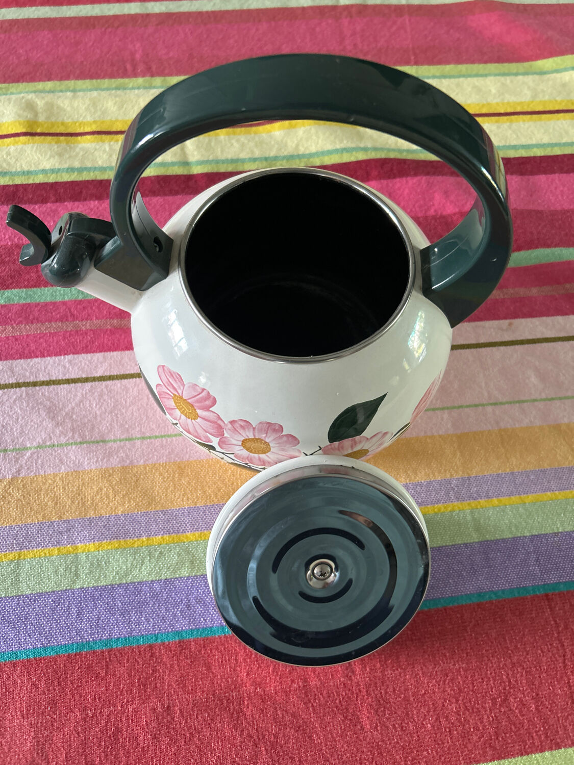 Whistling kettle