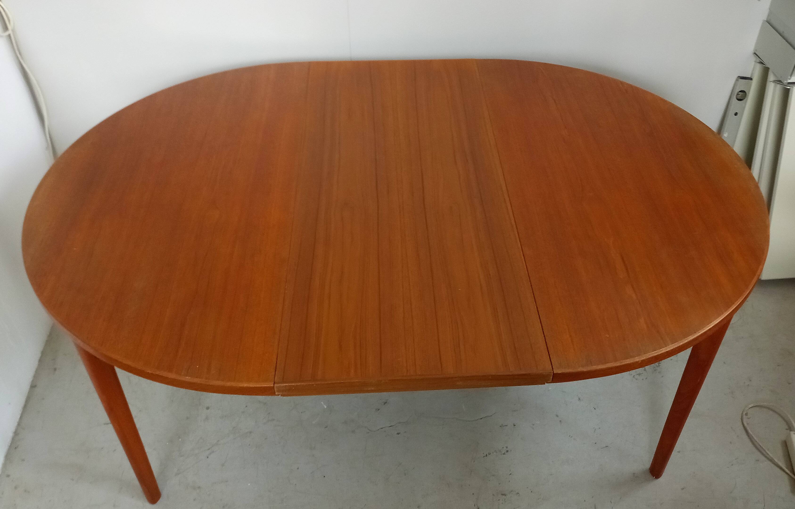 Danish round dining table by Sören Willadsen in teak, 60s