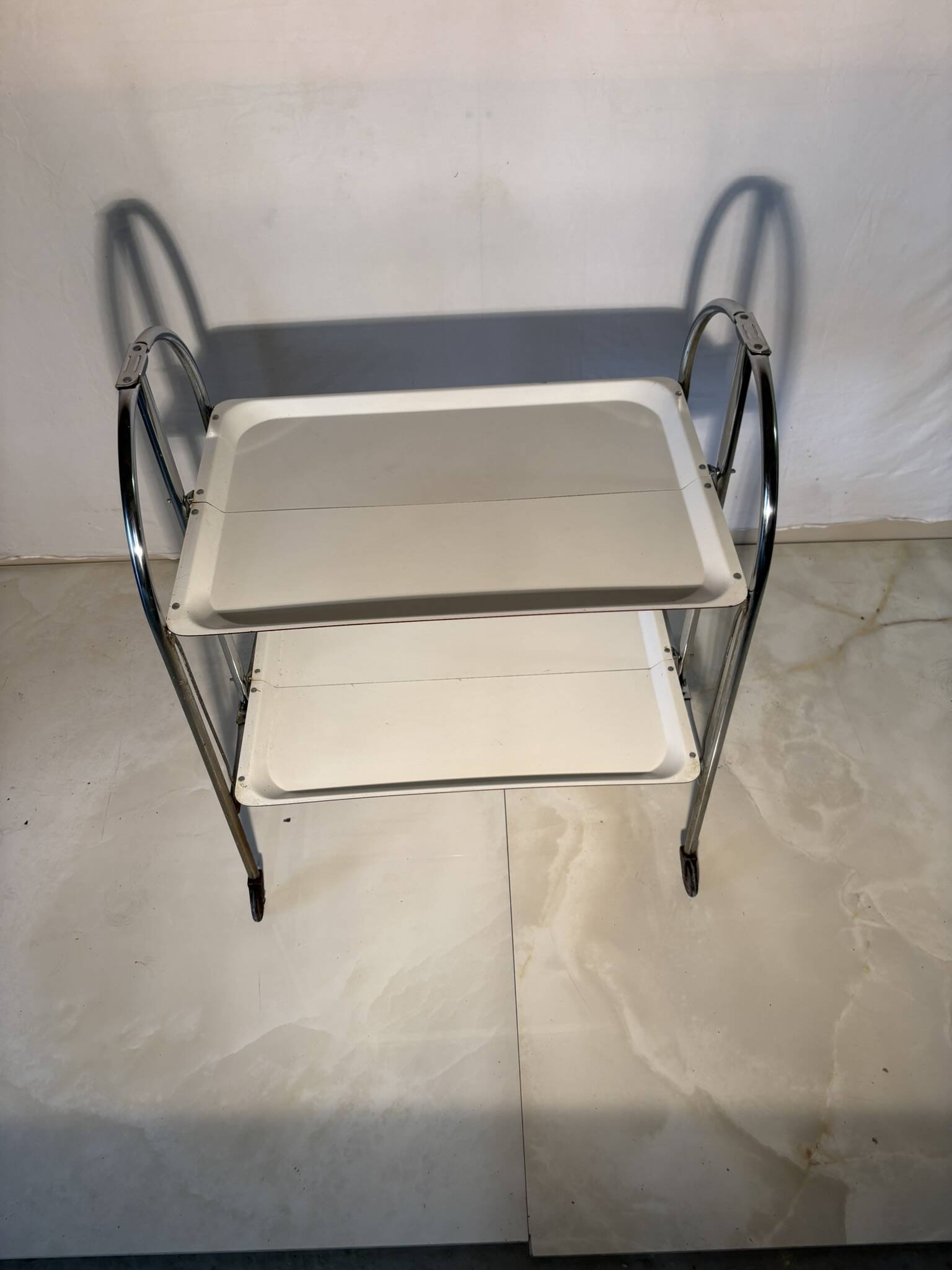 Vintage folding trolley in chromed metal and enamelled trays