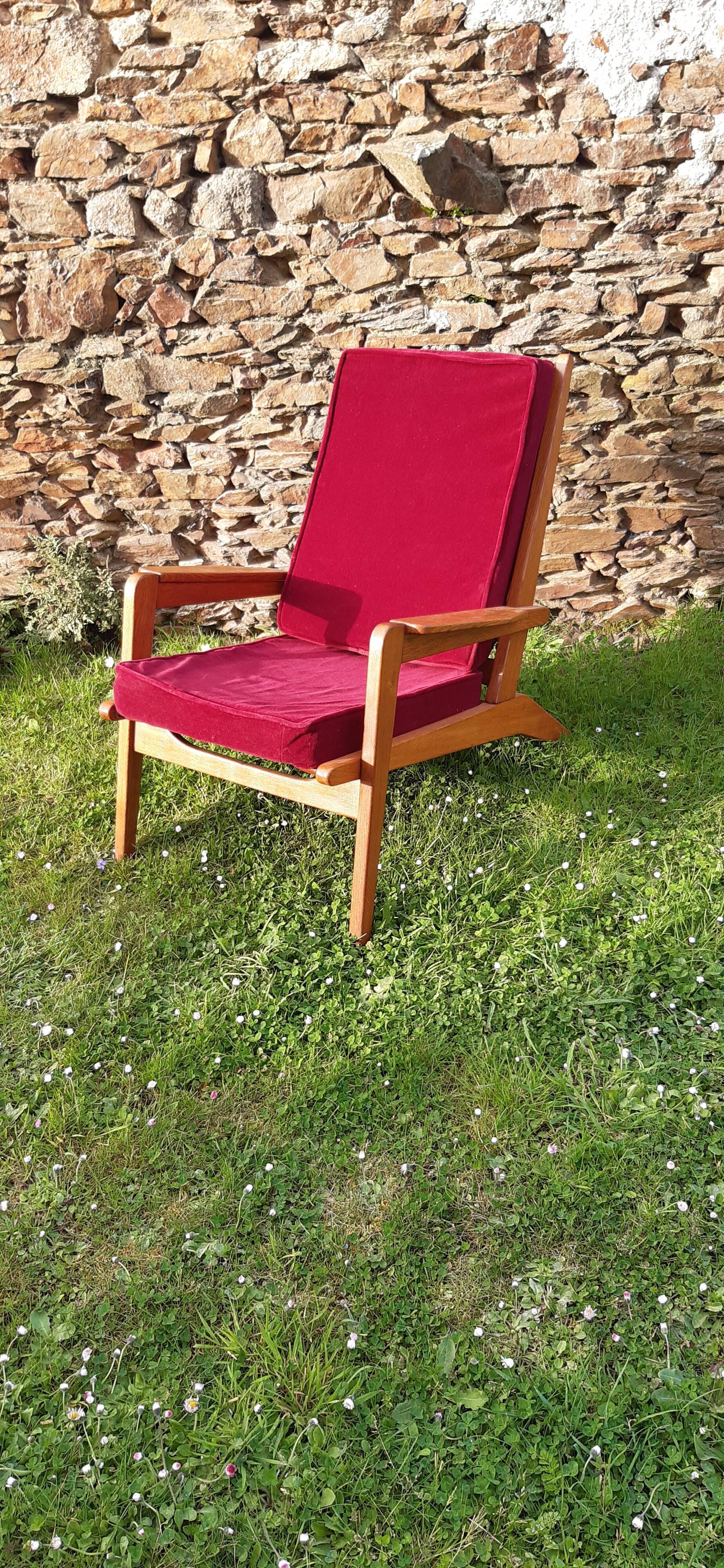 Armchair with armrests