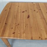 Extendable pine table