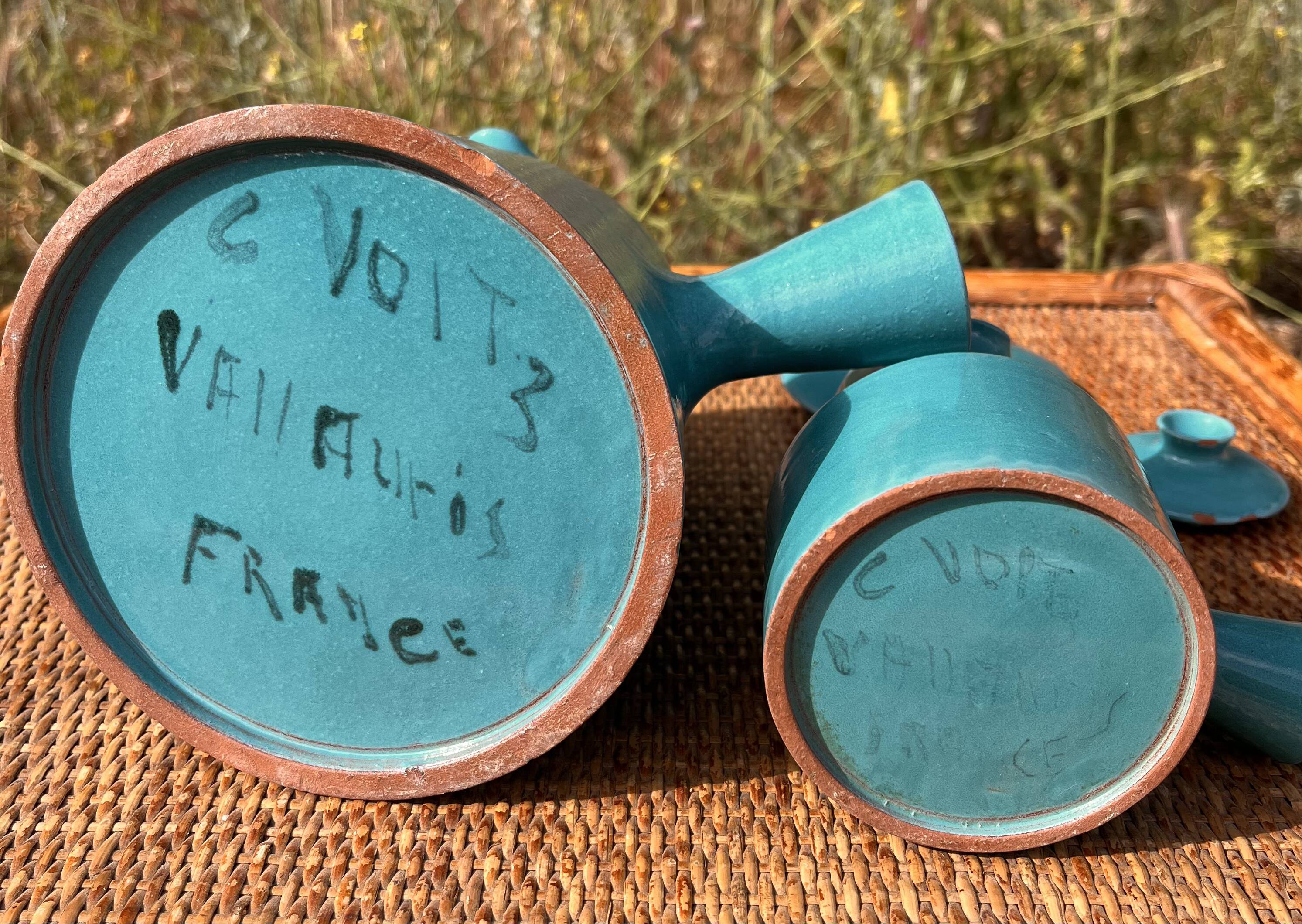 Lot de 2 pichets couverts bleu ciel de Charles Voltz 1960 Vallauris