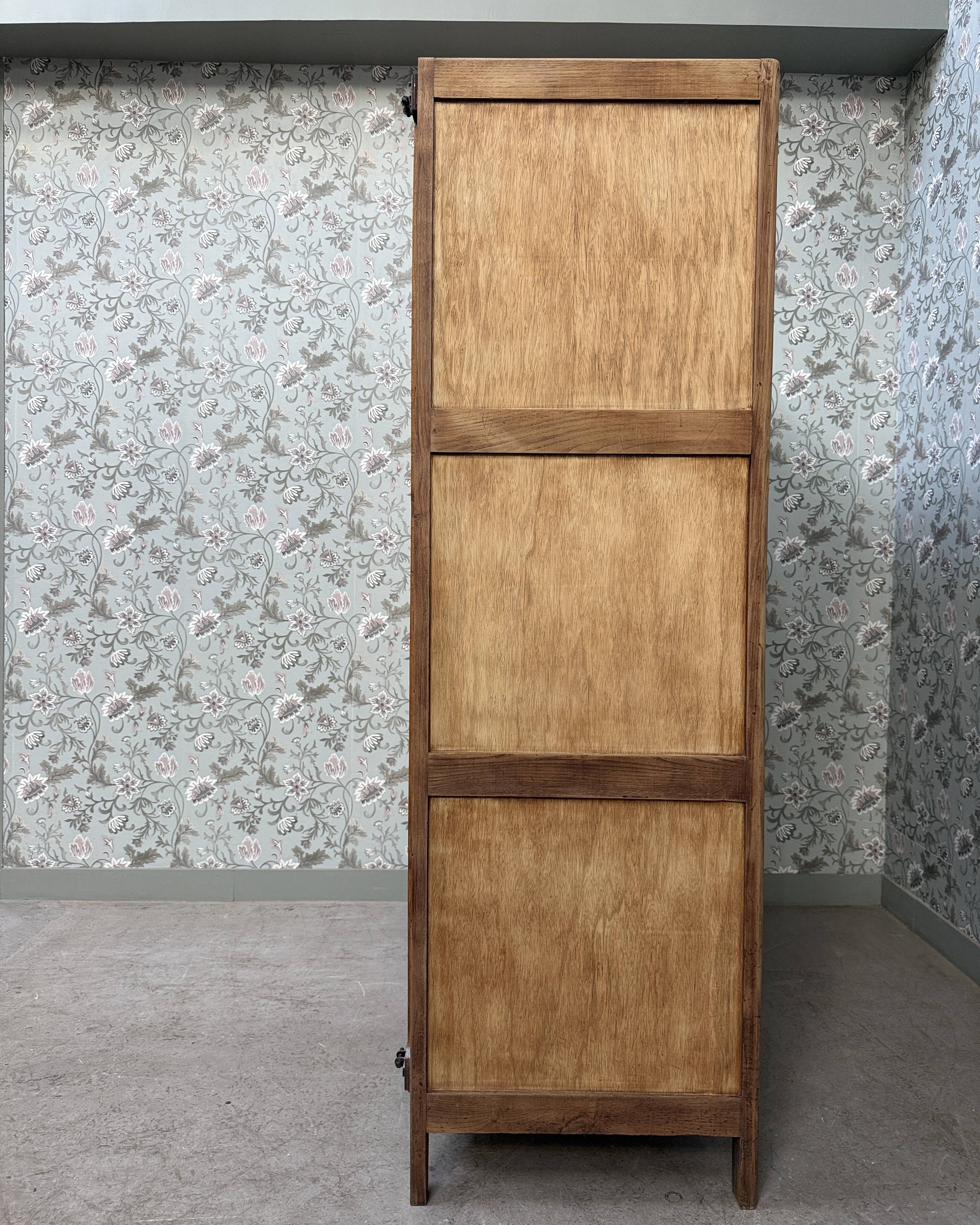 Parisian wardrobe with sliding doors and hanging space (renovated)