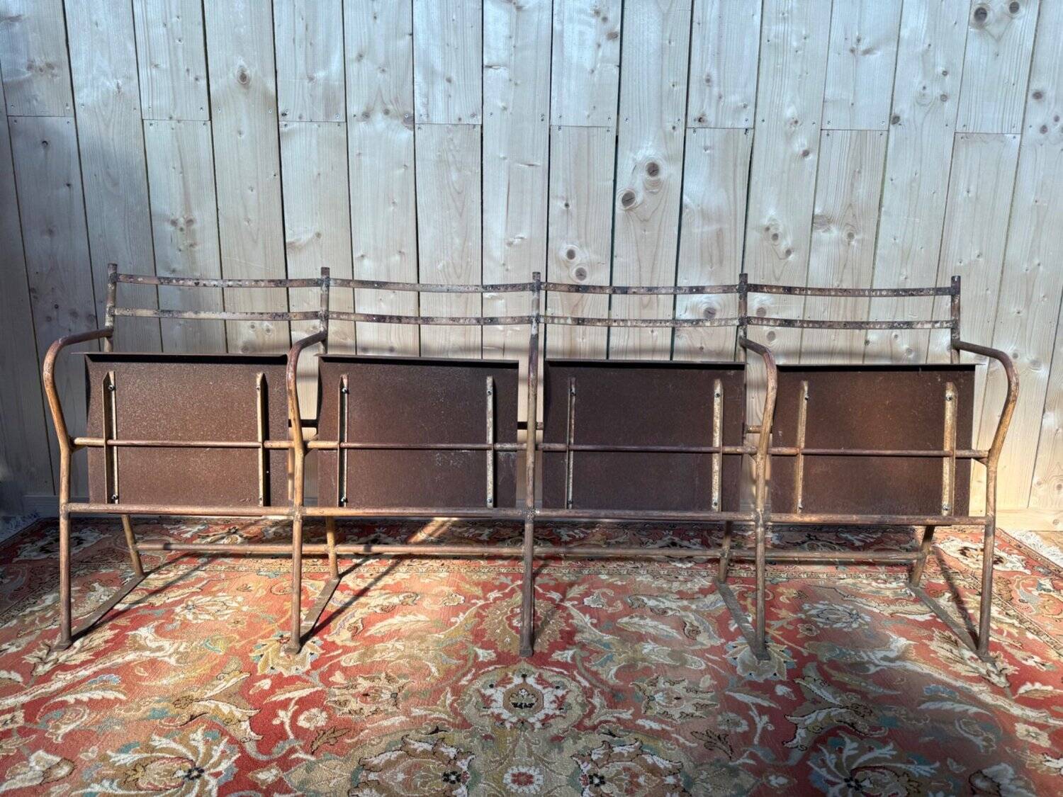Theatre bench for 4 – Industrial style – Iron and sheet metal – Early 20th century