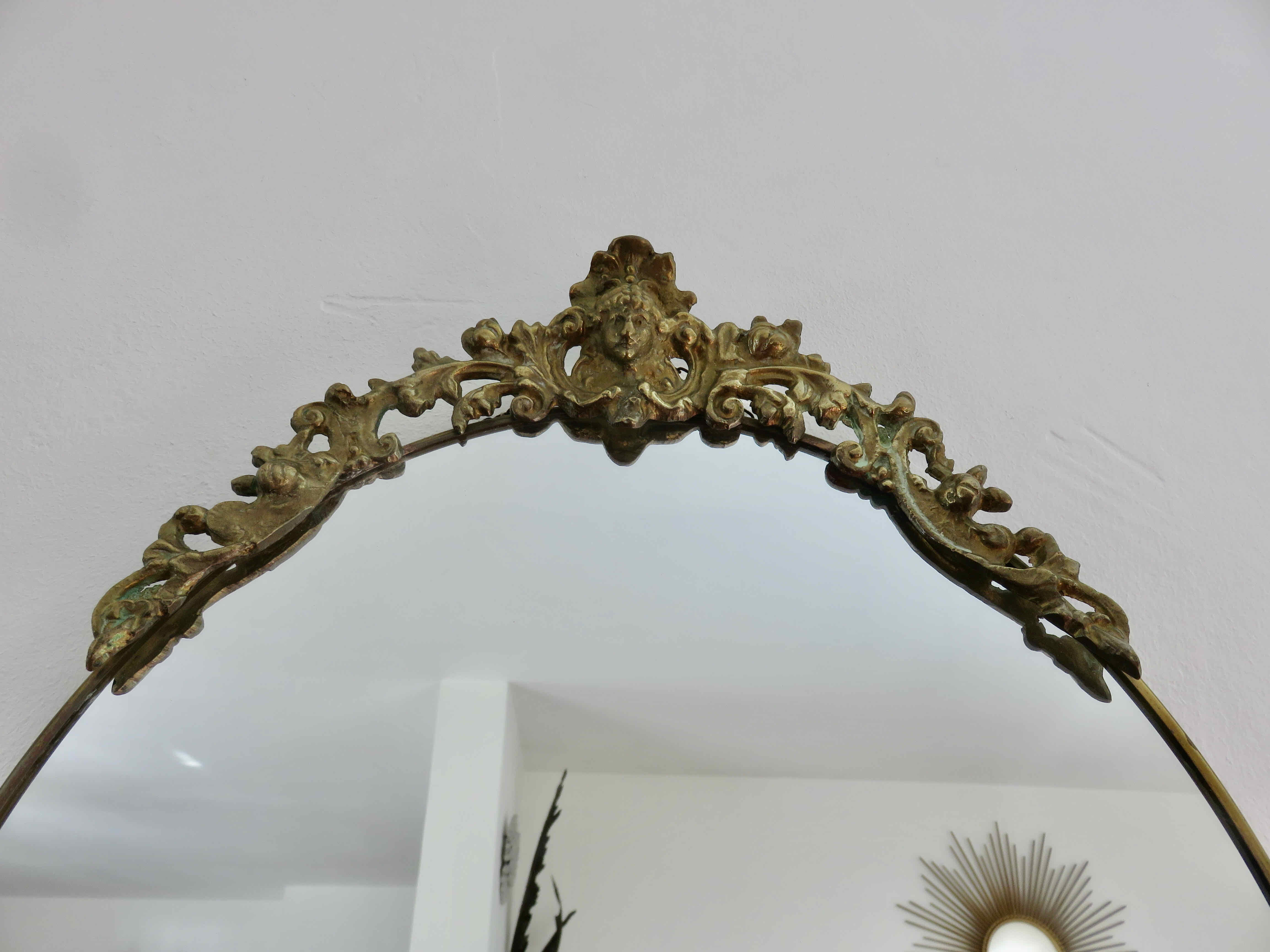 Oval mirror in gilded brass with frieze 40s 50s, 37x50 cm