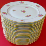 Suite of eighteen plates (18) of flat table in Limoges porcelain with floral decoration