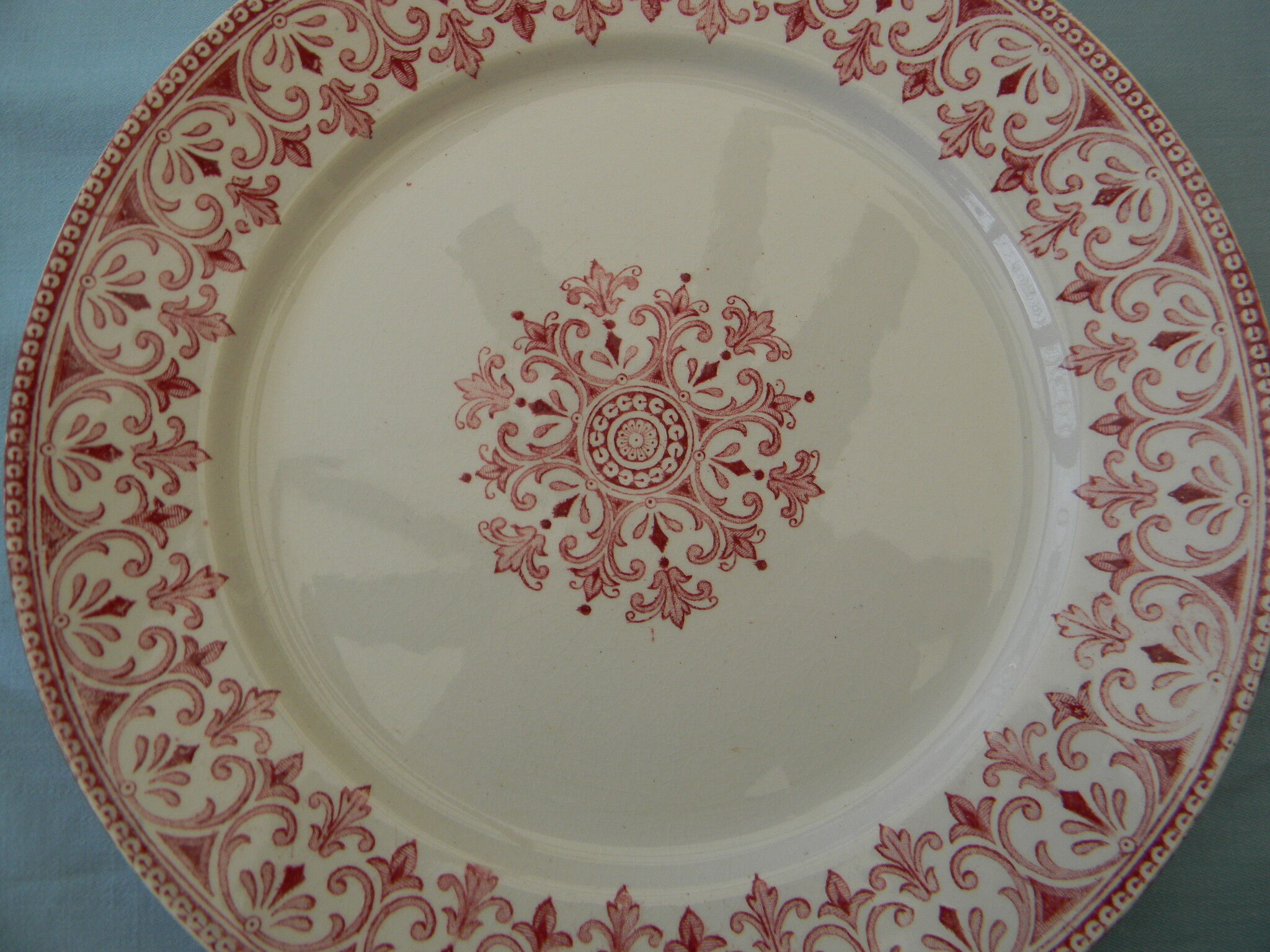 Flat plate in faience pink decoration